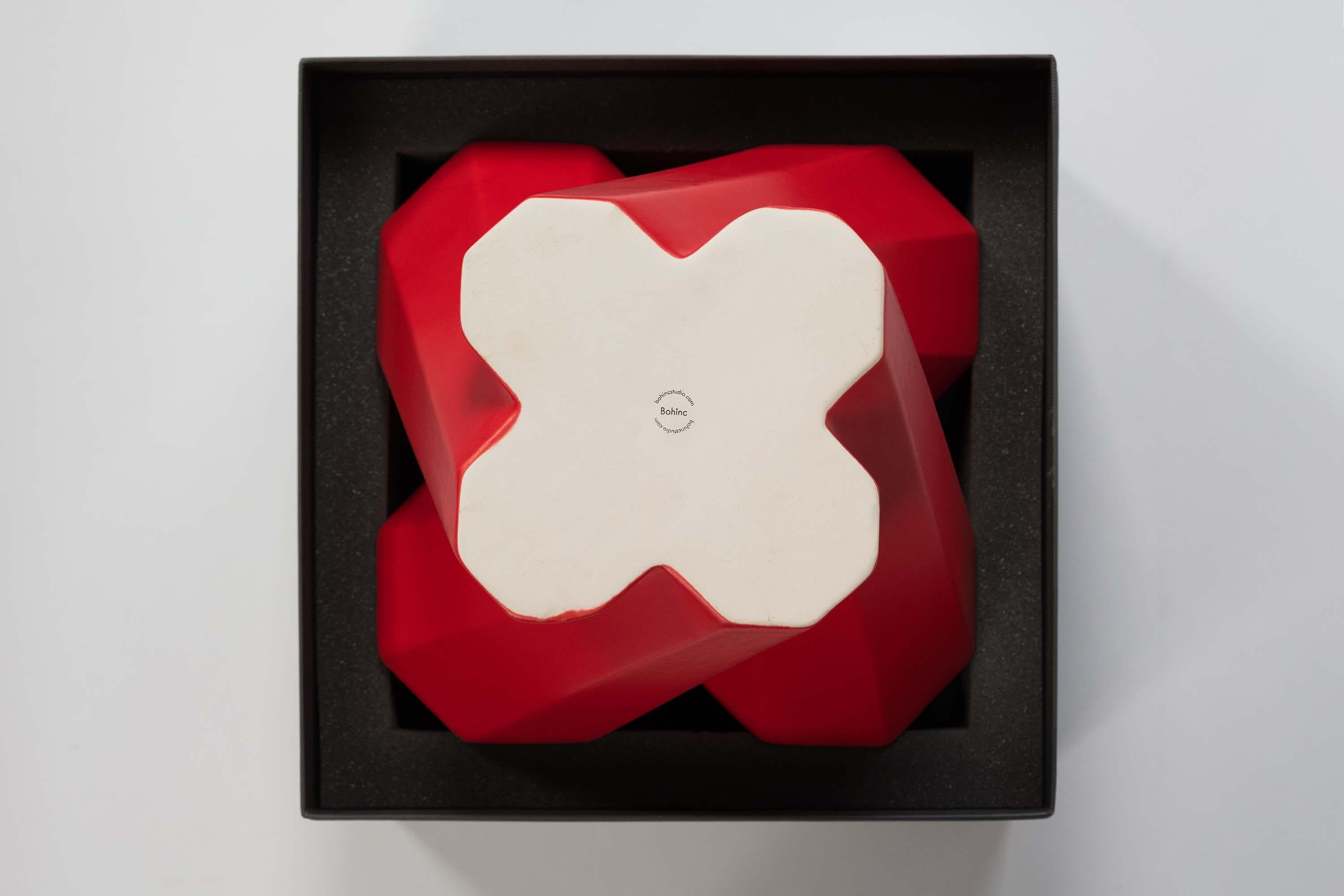 Boîte à trésor en céramique rouge géométrique contemporaine Lara Bohinc Fortress, en stock Neuf - En vente à Holland, AMSTERDAM