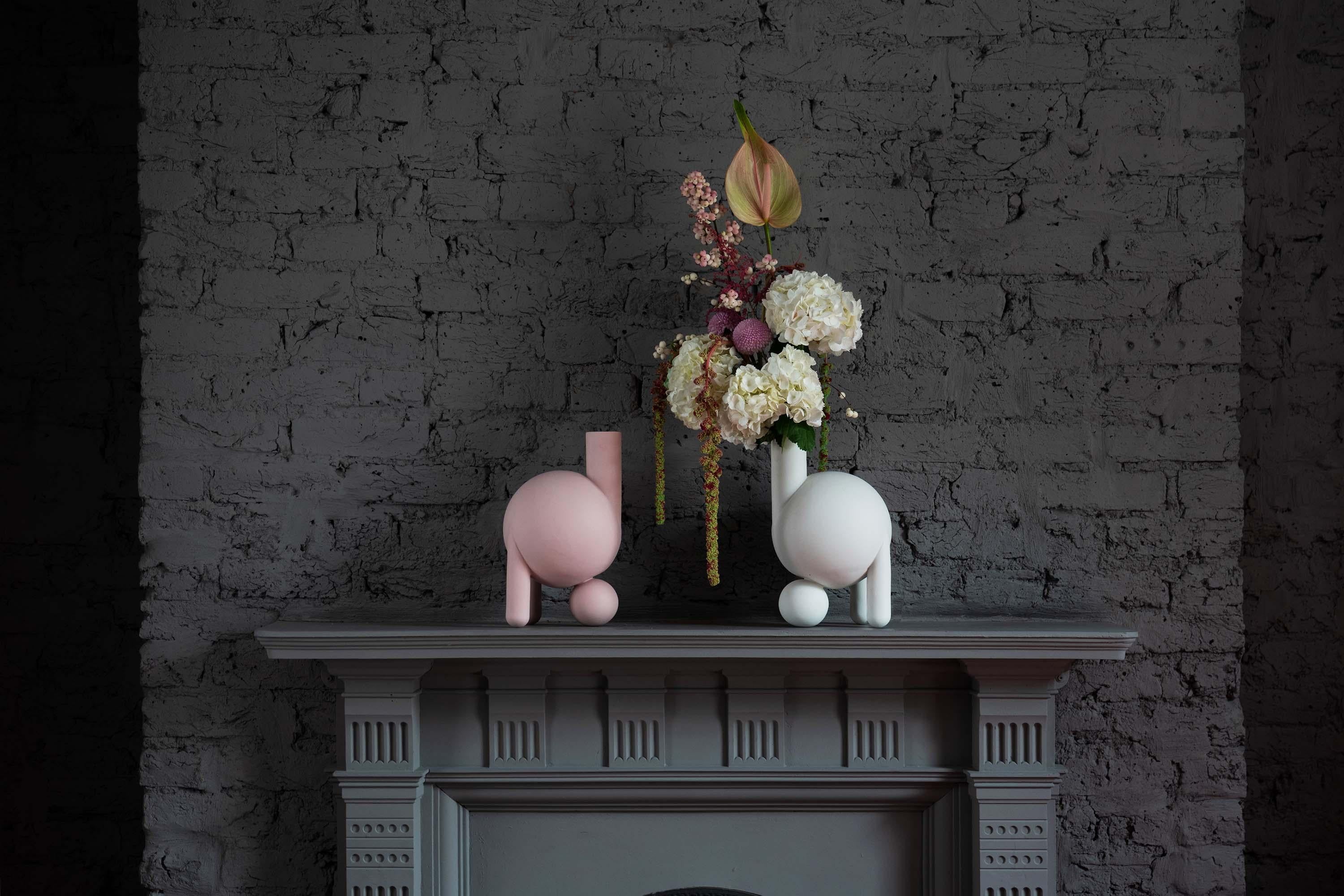 Lara Bohinc, Mama Chicken, Skulpturale Vase, Porzellan, weiße Farbe, auf Lager (Gegossen) im Angebot
