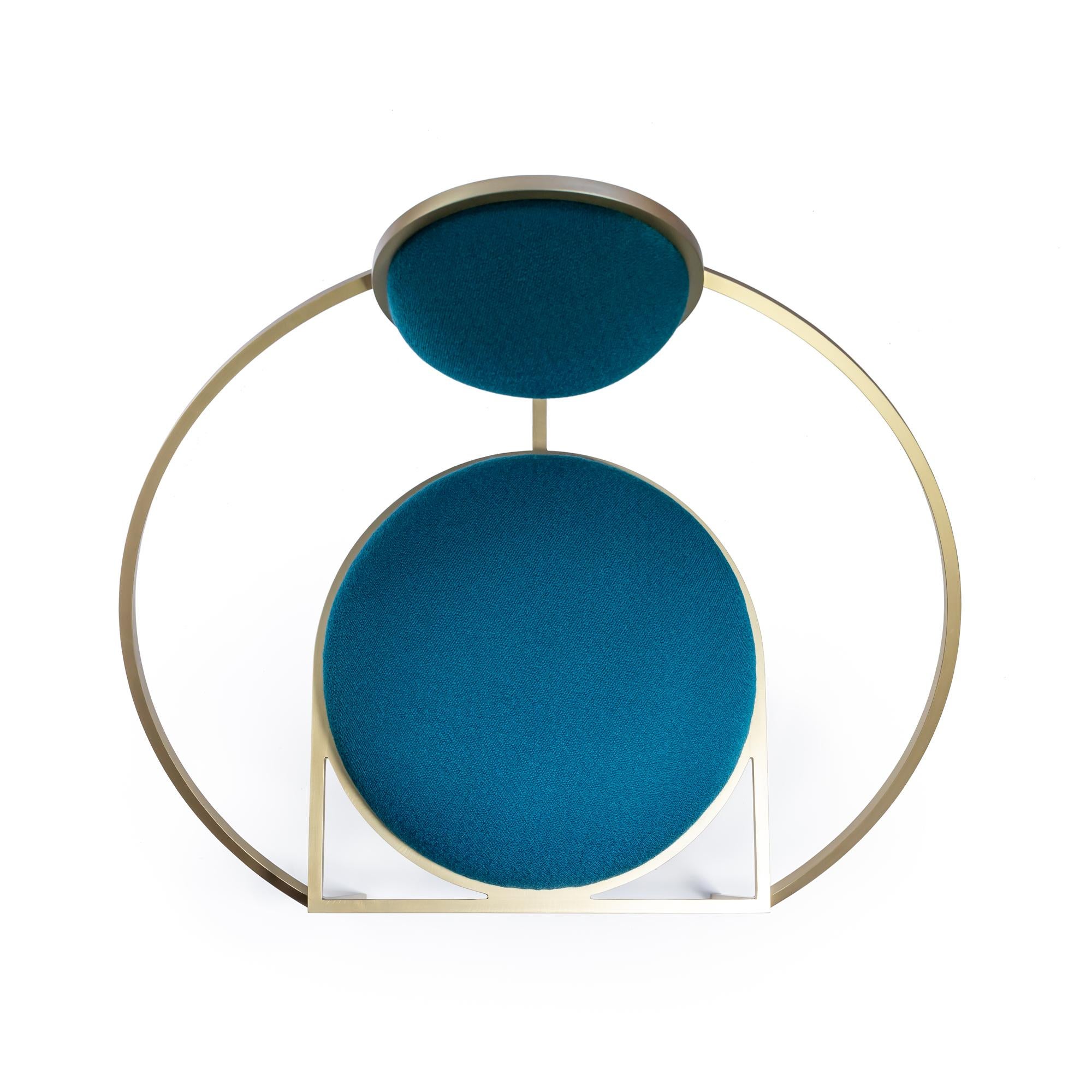 Lara Bohinc, Orbit-Stuhl, gebürstetes Messing und blauer Wollstoff (Portugiesisch) im Angebot