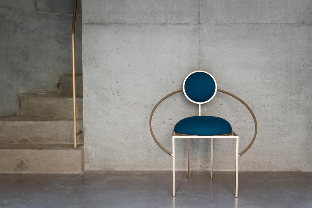 Lara Bohinc, Orbit-Stuhl, gebürstetes Messing und blauer Wollstoff (Metallarbeit) im Angebot