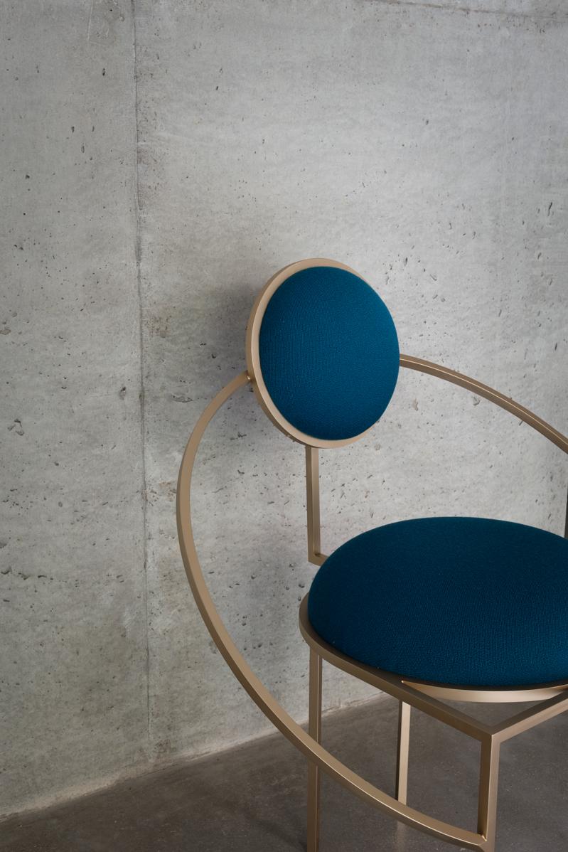 Lara Bohinc, Orbit-Stuhl, gebürstetes Messing und blauer Wollstoff im Zustand „Neu“ im Angebot in Holland, AMSTERDAM