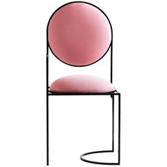 Chaise Solaire en Laine Rose et Cadre en Acier Noir, par Lara Bohinc