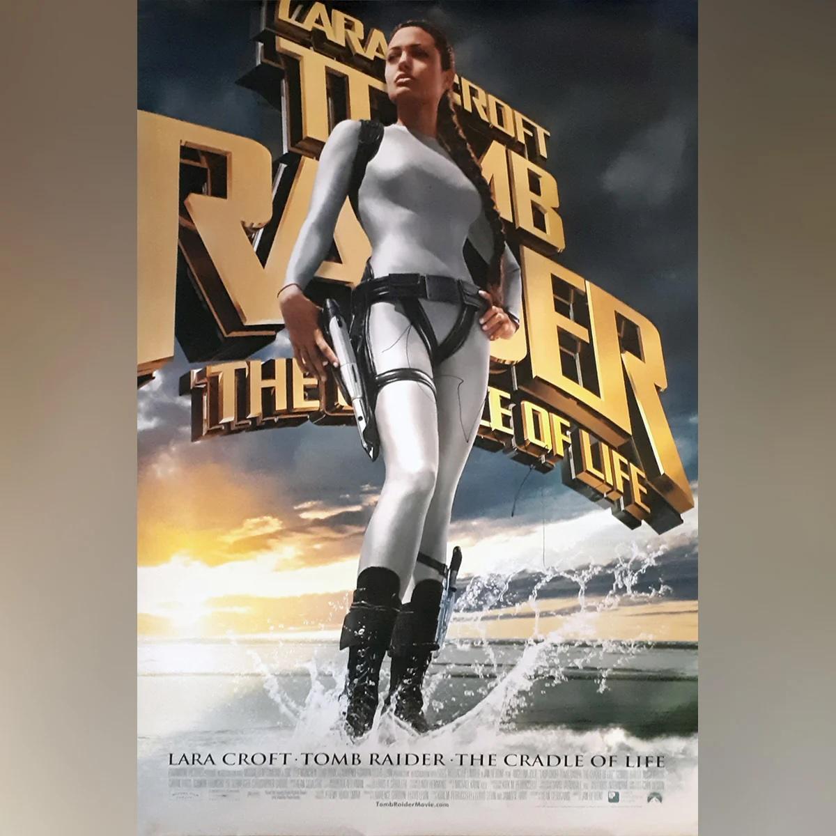 Lara Croft : Tomb Raider (2001) - Signé par Angelina Jolie
Original en une feuille (27 X 40 pouces)

Lara Croft, une aventurière, se lance dans un voyage pour trouver un artefact qui possède la capacité de contrôler le temps. Une société secrète