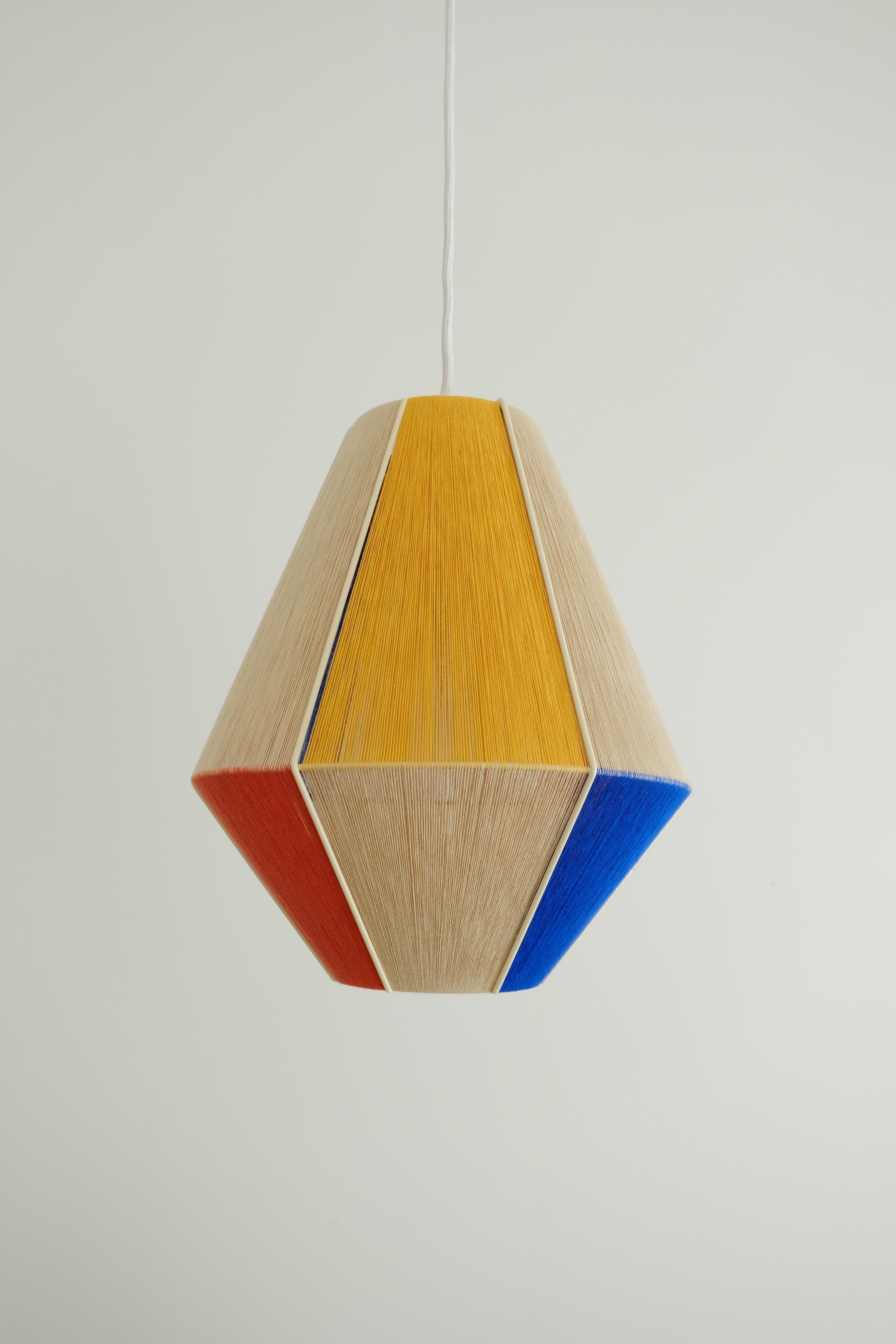 The designer Wera Jane shows a skillful revival of the 1970s with her unique lampshades. All of the lamps are unique and made to order. They are handwoven by herself in her studio in Leipzig, Germany. These pendants are made of painted metal and