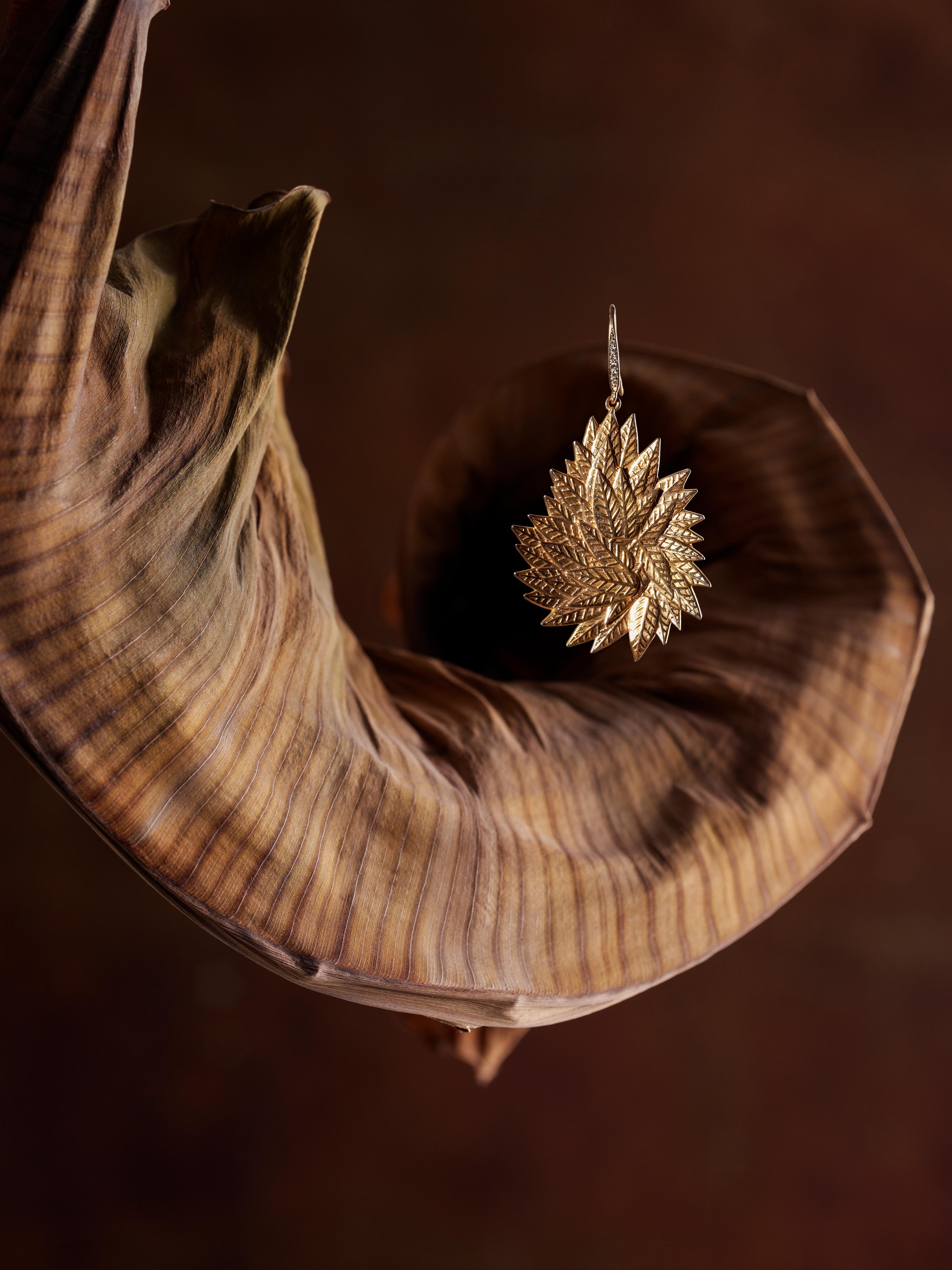 Gli orecchini d'oro LARA, che prendono il nome dalla figlia del designer, sono un'opera d'arte con le sue foglie stratificate e i suoi dettagli. Realizzato meticolosamente a mano nel nostro Atelier, ha dei piccoli diamanti sulla parte superiore. Un