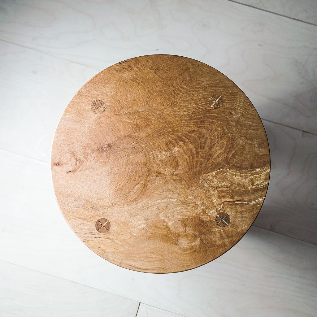Organique Table d'appoint ronde Lara avec pieds cylindriques, hêtre spalted, par Mythology en vente