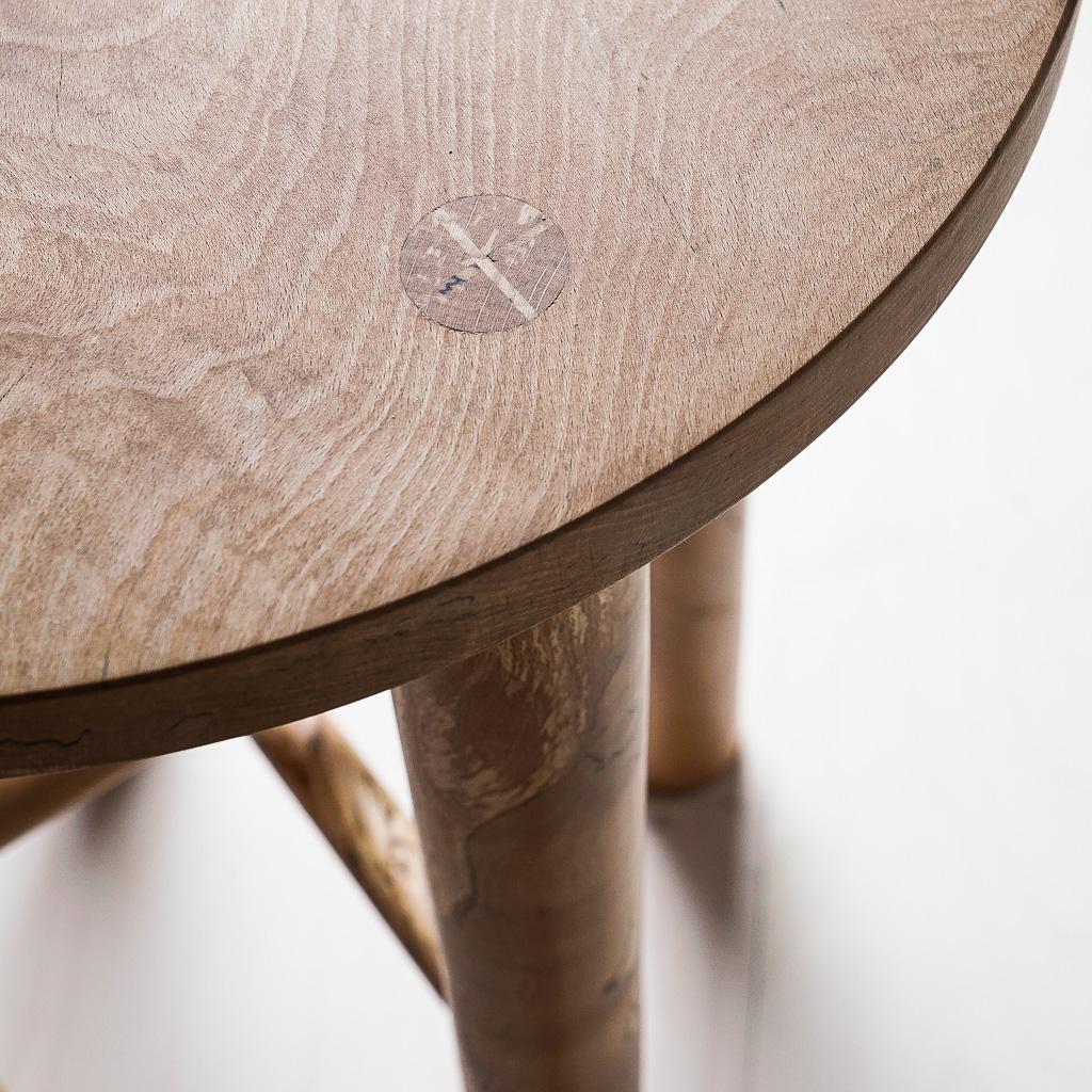 Britannique Table d'appoint ronde Lara avec pieds cylindriques, hêtre spalted, par Mythology en vente