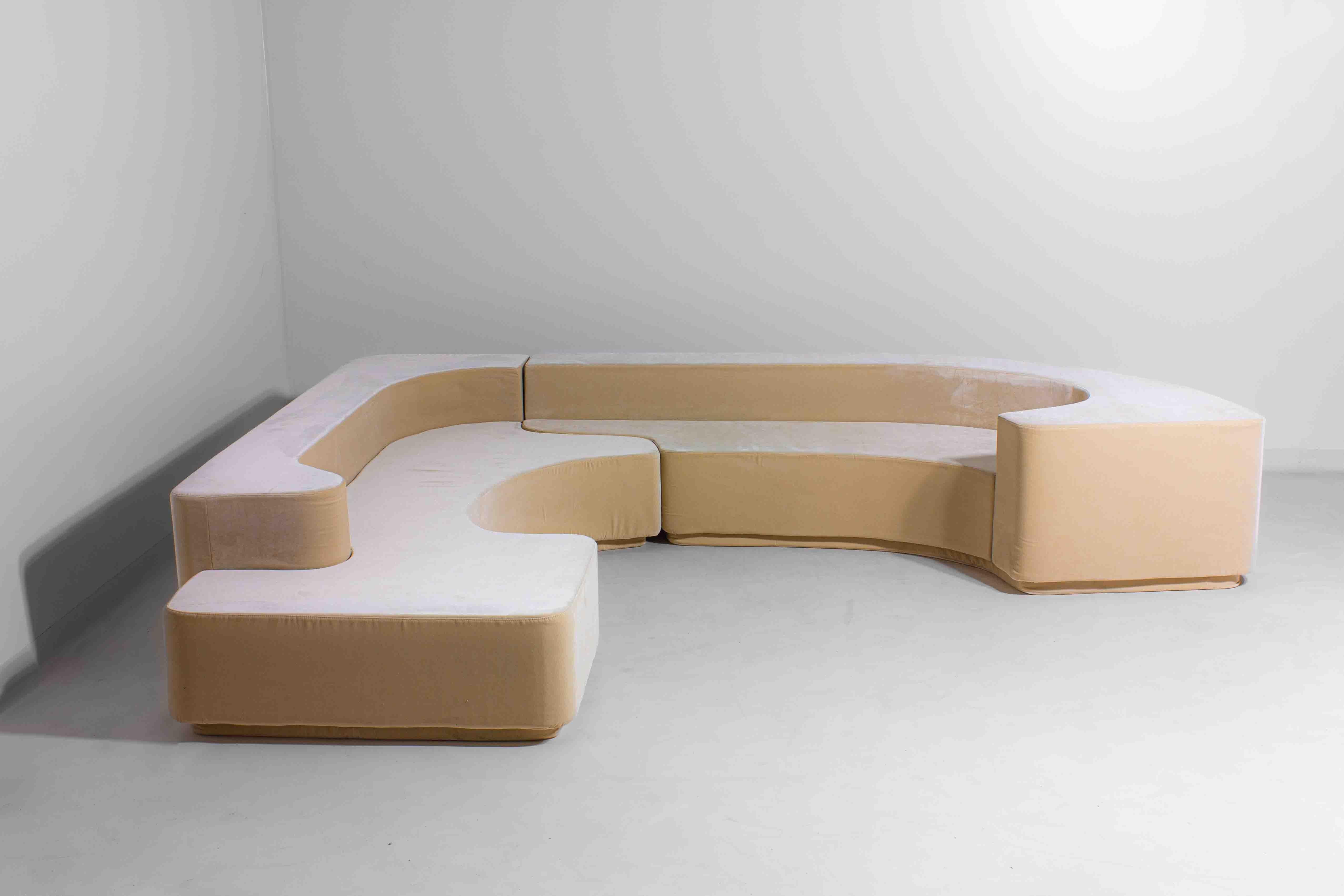 This iconic ‘Lara’ sofa was introduced in 1958 by  Italian designers Roberto Pamio, Noti Massari and Renato Toso and was produced by Stilwood. It was a unique piece back then and it’s a unique piece now. The interlocking design that combines both