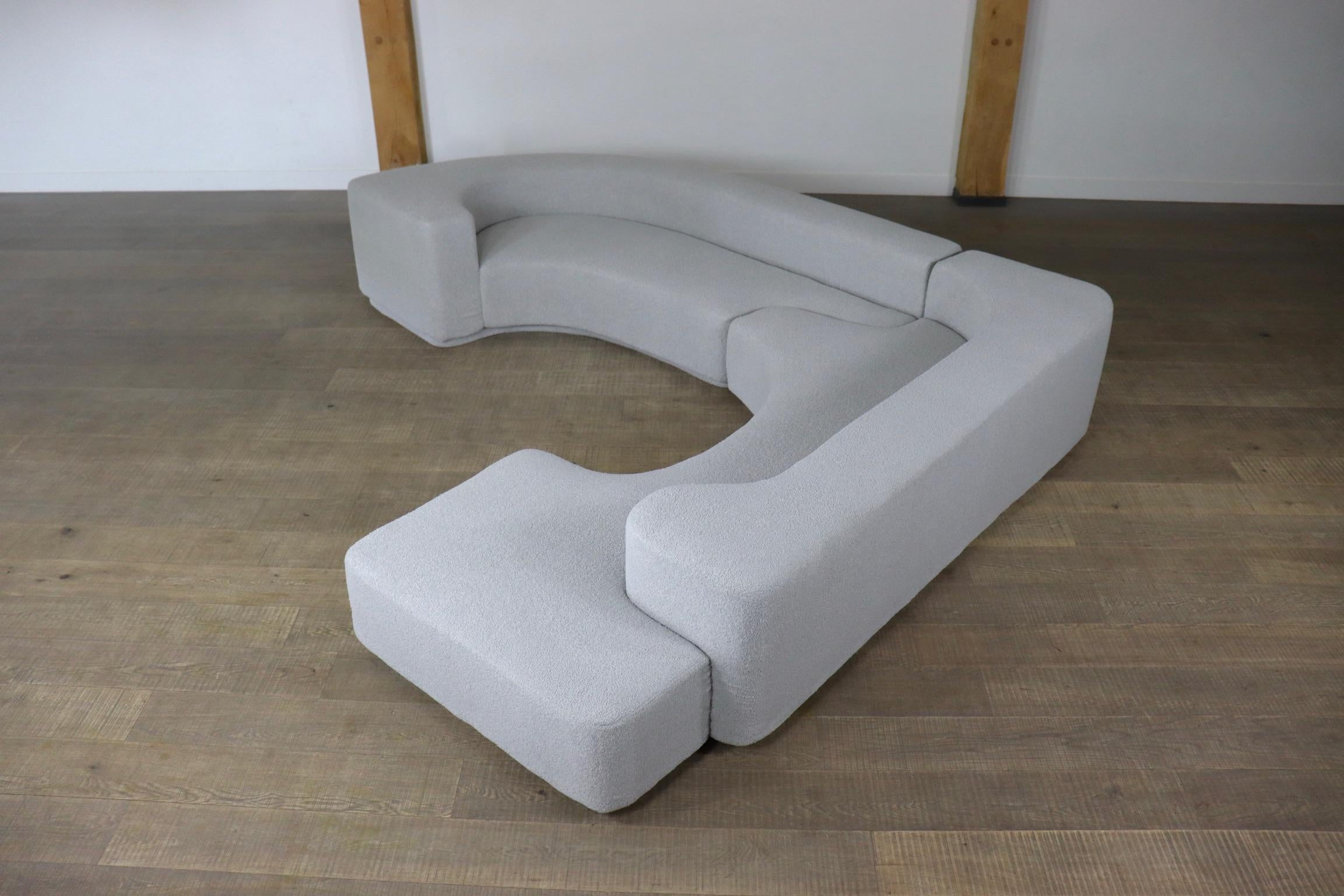 Wunderschönes Sofa 'Lara', entworfen von Roberto Pamio, Noti Massari und Renato Toso, hergestellt von Stilwood, Italien 1958. Dieses schöne, organisch geformte Sofa besteht aus 2 Teilen, die perfekt wie ein Puzzle zusammenpassen. Dieses Sofa kann
