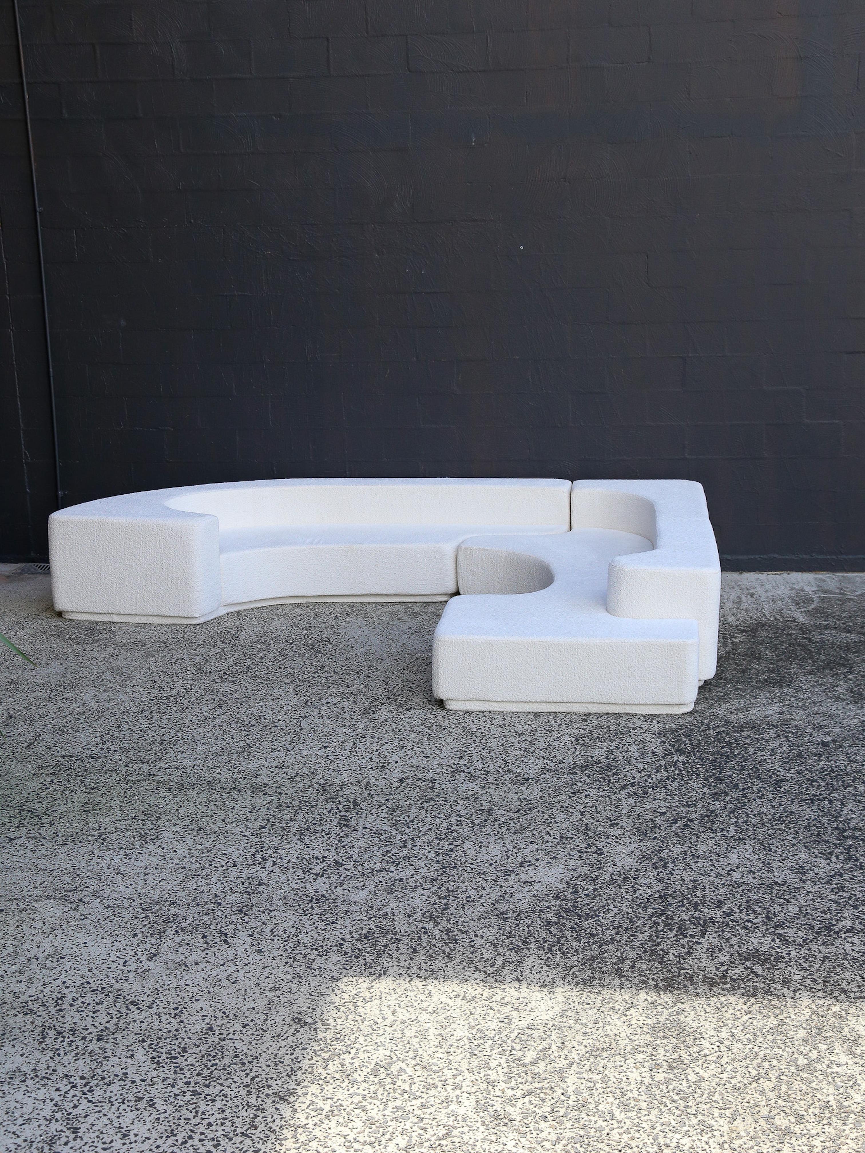 Unglaubliches sogenanntes 'Lara'-Sofa, entworfen von Roberto Pamio, Noti Massari und Renato Toso und hergestellt von Stilwood, Italien, 1958. Dieses schöne puzzleförmige Sofa hat eine schöne geometrische Form, die aus zwei Teilen besteht, die wie