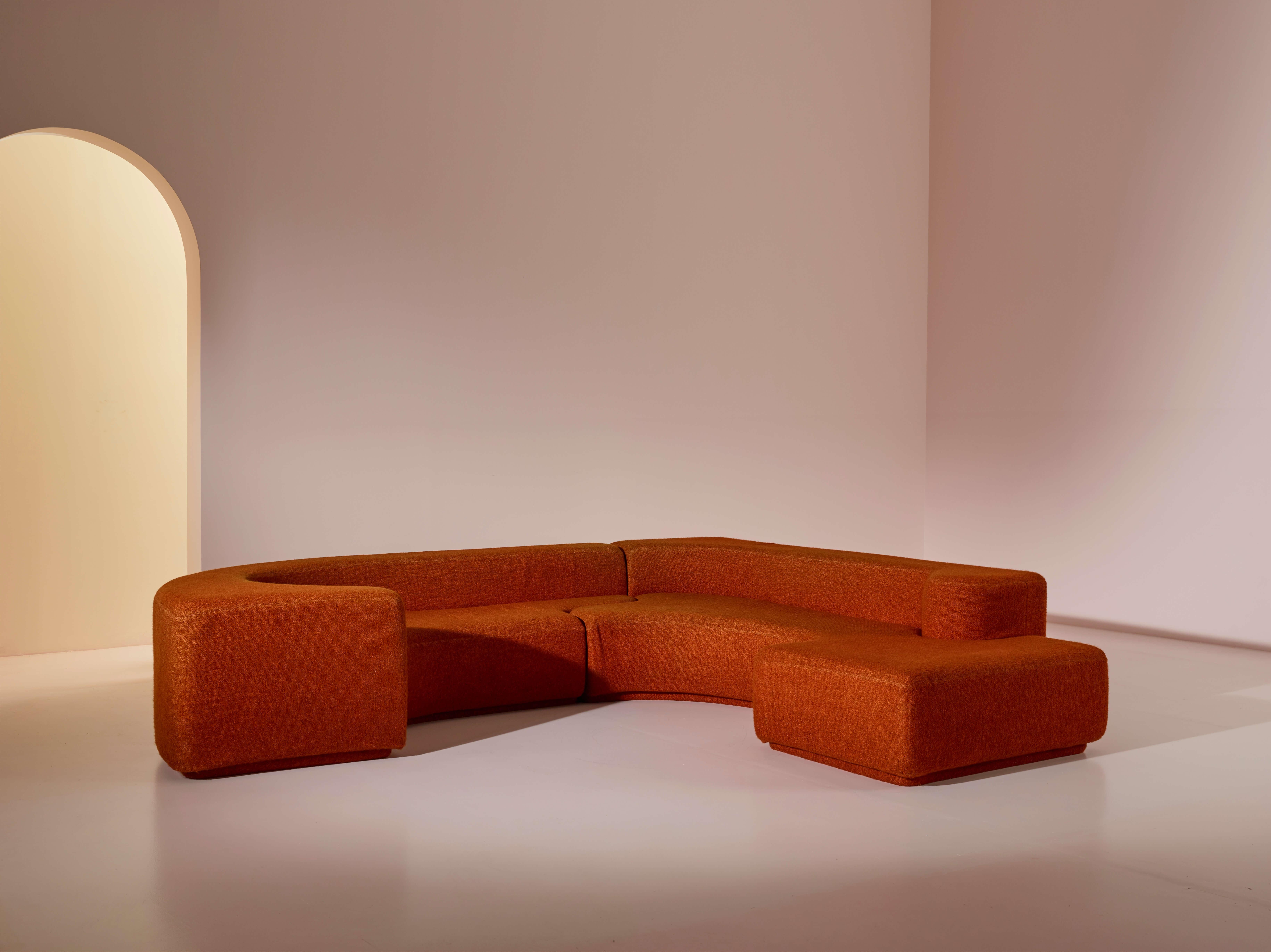 Das berühmte Sofa LARA, das in den 1960er und frühen 1970er Jahren von Roberto Pamio und Renato Toso für die italienische Manufaktur Stilwood entworfen wurde, strahlt einen unverwechselbaren Charme aus, der es zu einer Ikone macht. Der orangefarbene