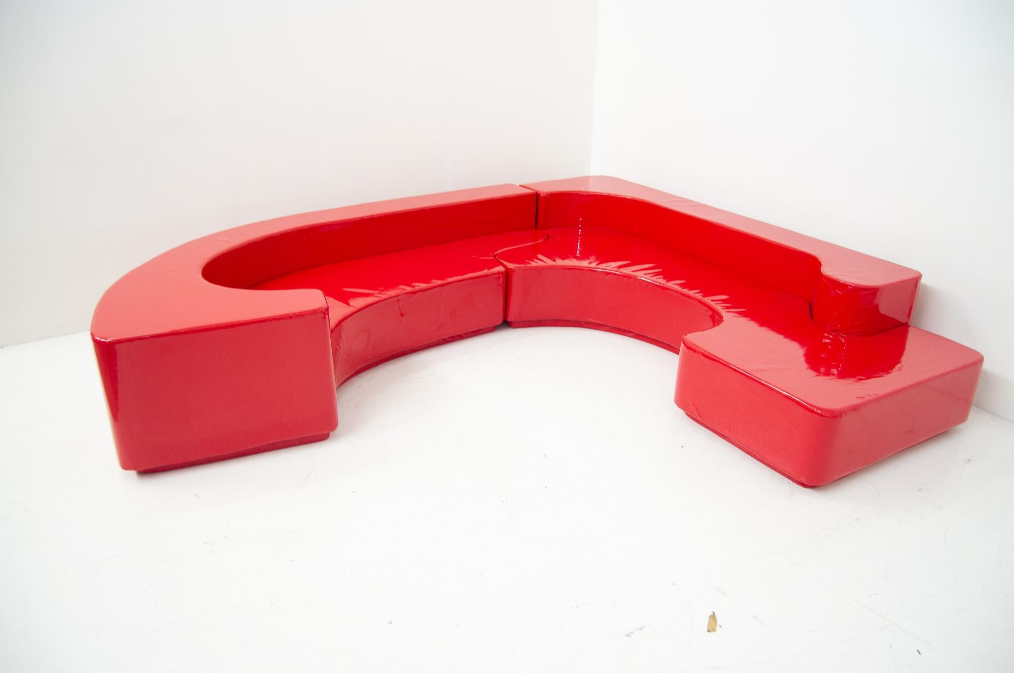 L'emblématique canapé LARA, conçu par Noti Massari, Roberto Pamio et Renato Toso pour Stilwood, Italie, en 1968, est un chef-d'œuvre intemporel qui capture l'essence du design des années 1960. Ce canapé extraordinaire se compose de deux pièces qui