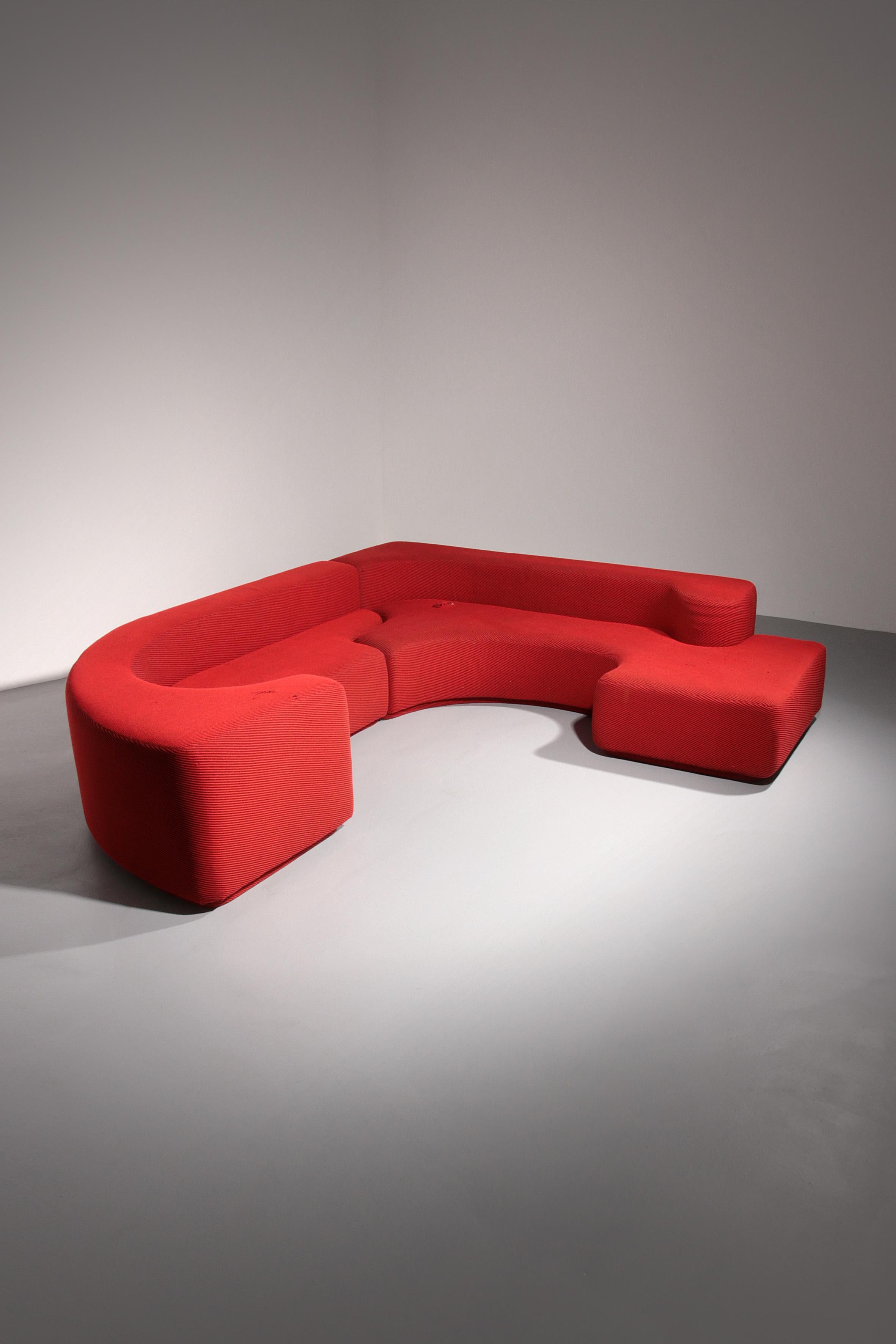 Wunderschönes Sofa 'Lara', entworfen von Roberto Pamio, Noti Massari und Renato Toso und hergestellt von Stilwood, Italien 1958. Dieses schöne puzzleförmige Sofa hat eine sehr schöne geometrische Form und besteht aus 2 Teilen, die wie ein Puzzle