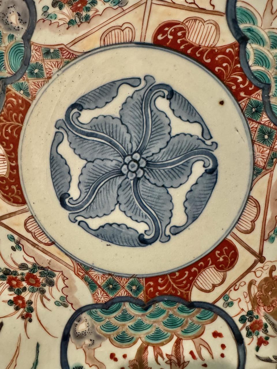 Il s'agit d'un impressionnant chargeur Imari de la période Meiji. Le chargeur présente une réserve centrale de 