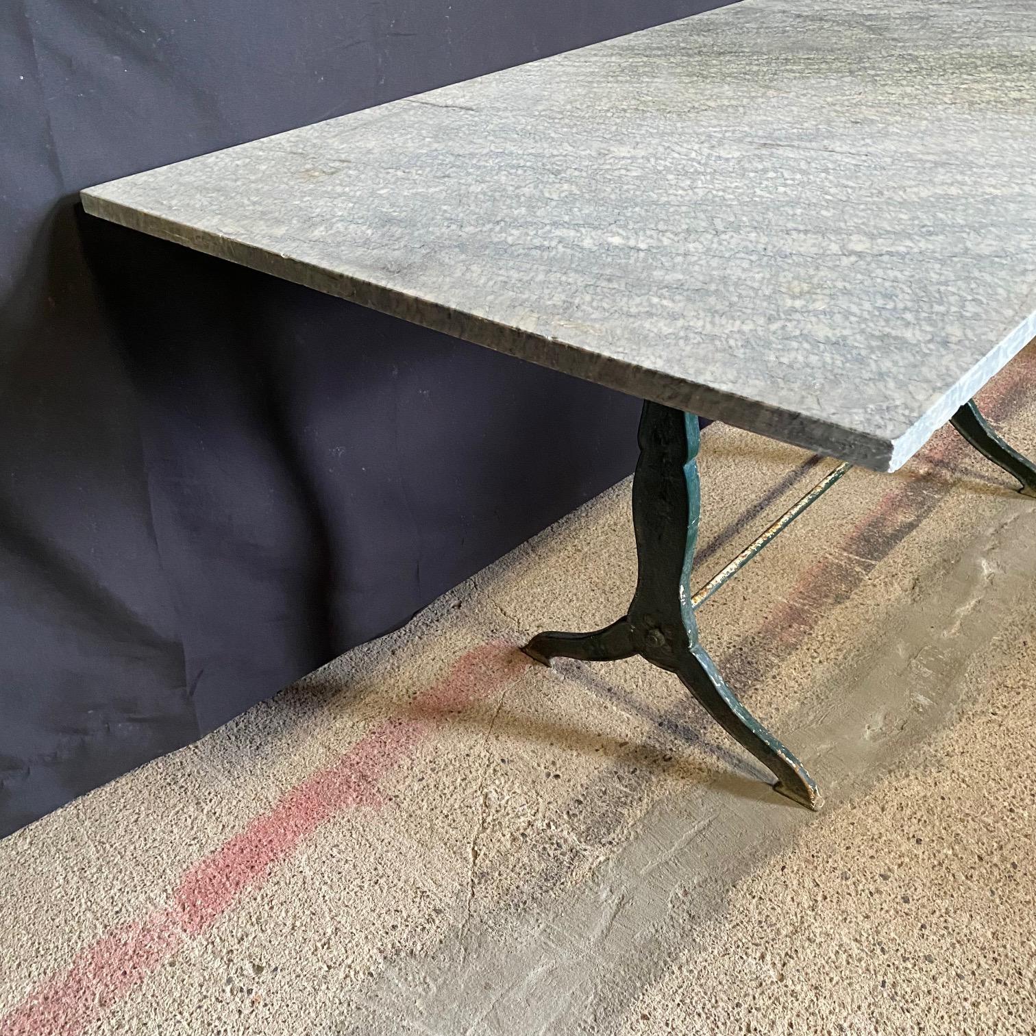 Français Table de salle à manger à plateau de marbre français Larage avec base en fer avec nom du fabricant en vente