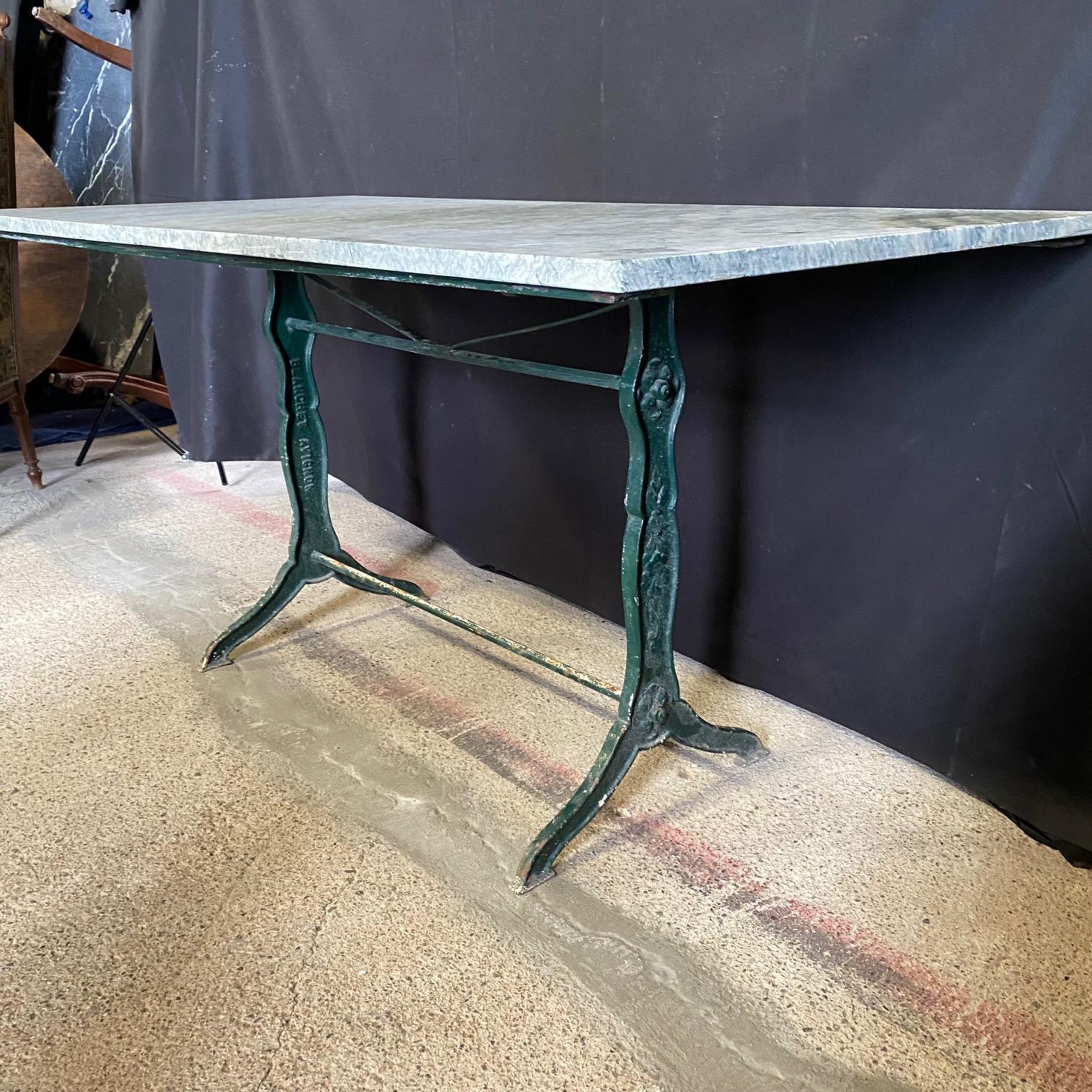Début du 20ème siècle Table de salle à manger à plateau de marbre français Larage avec base en fer avec nom du fabricant en vente