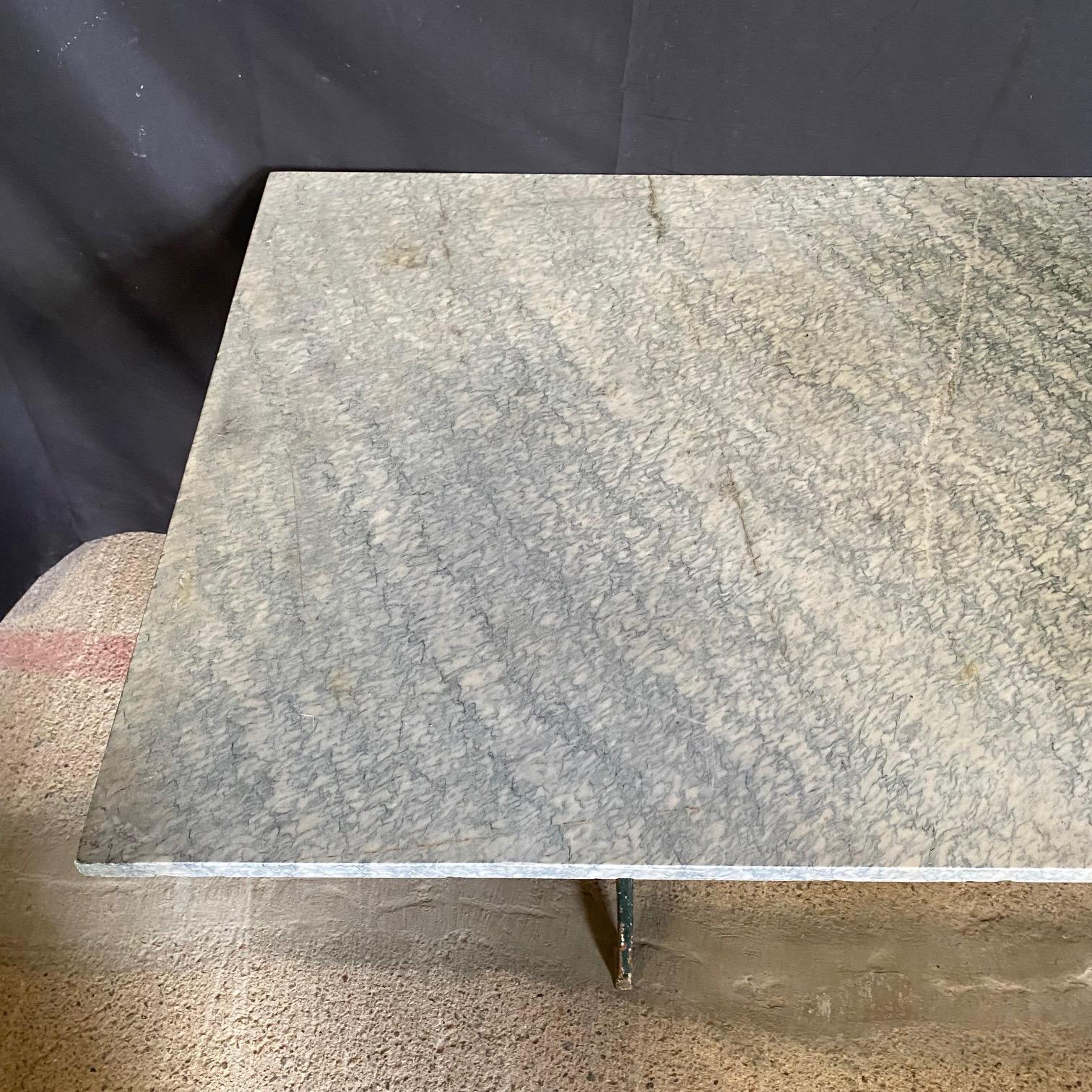 Métal Table de salle à manger à plateau de marbre français Larage avec base en fer avec nom du fabricant en vente