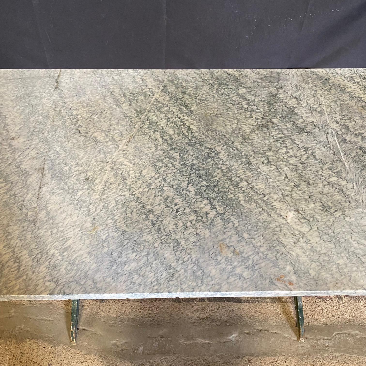 Table de salle à manger à plateau de marbre français Larage avec base en fer avec nom du fabricant en vente 2