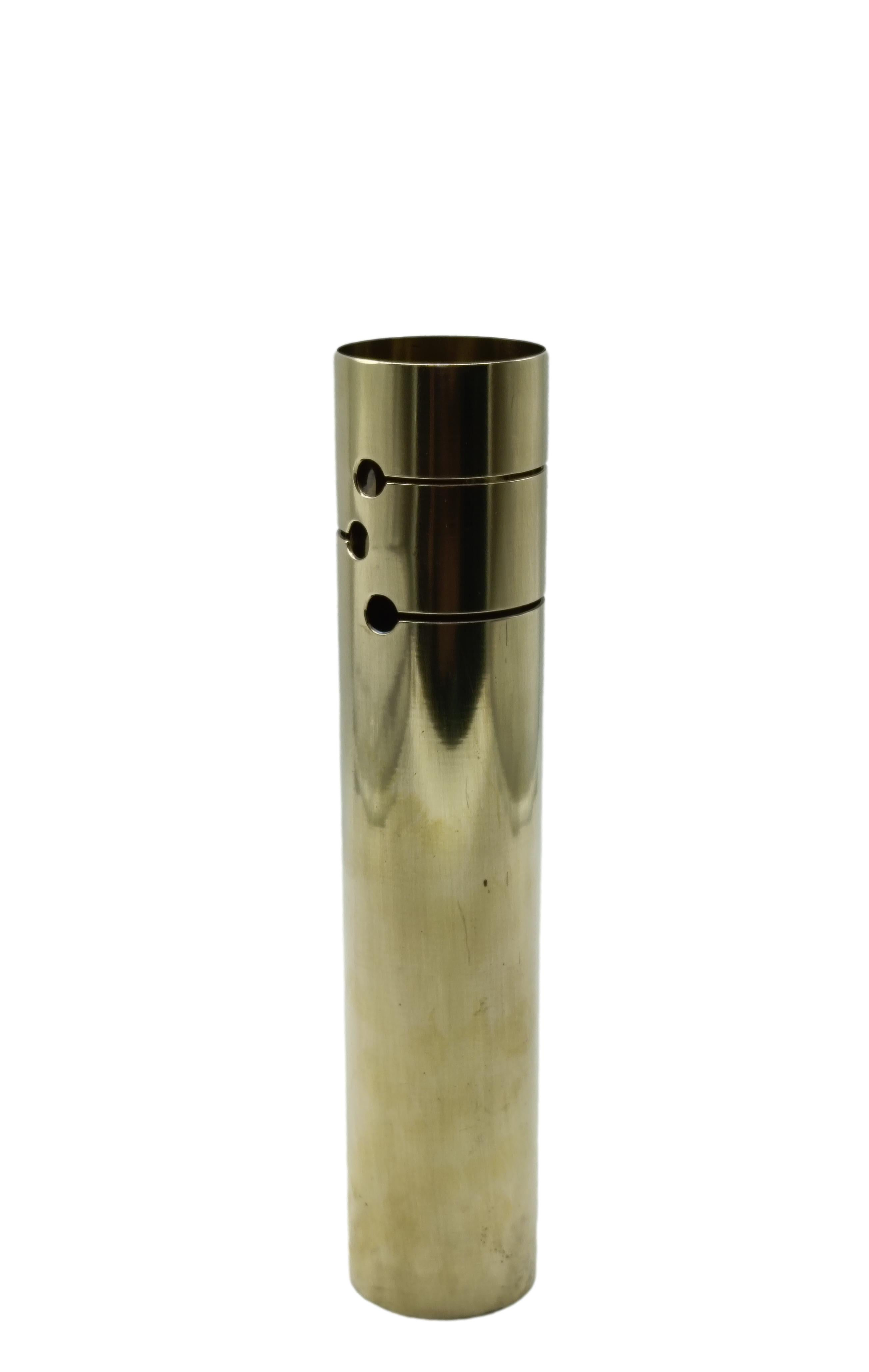 Vaso portafiori di manifattura italiana a forma di Cilindro
Realizzato in silverplate  e Lavorato A Mano, marcato Laras