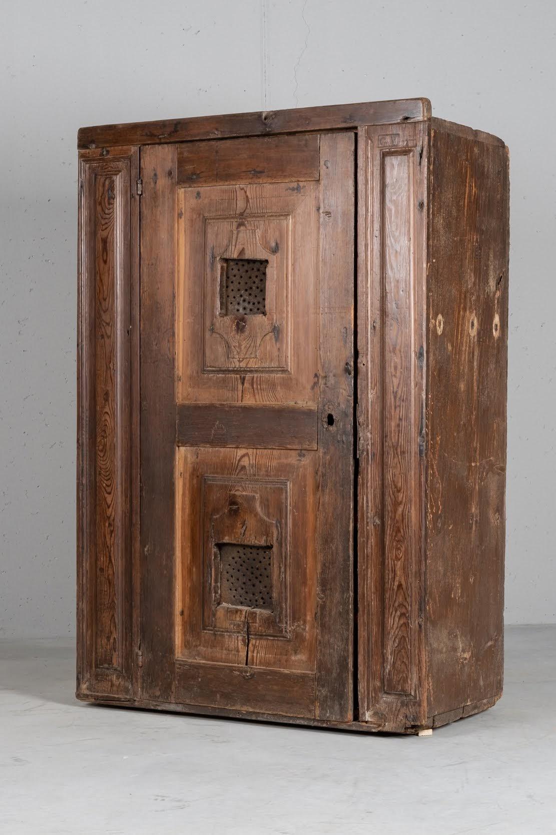 Italian Larch Cupboard, Italy, circa 1600 For Sale