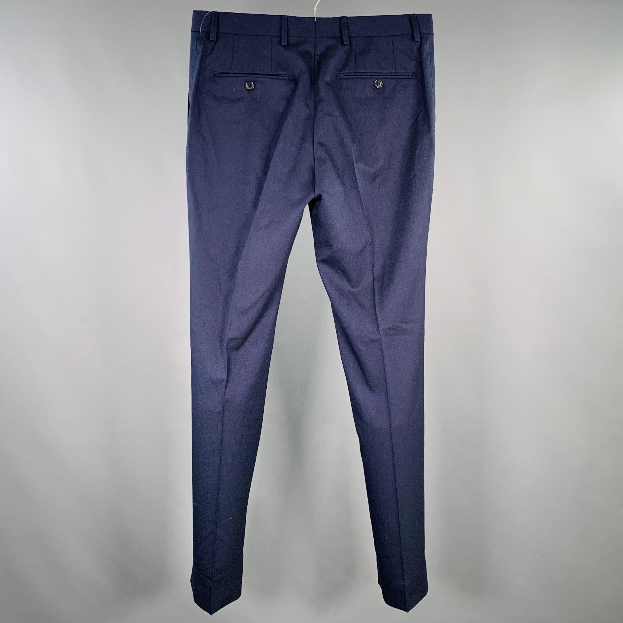 Pantaloni eleganti Lardini
in tessuto misto lana elasticizzato color blu, stile piatto, gamba dritta e chiusura con zip. Made in Italy. Eccellente condizione di usato. 

Contrassegnato:   IT 48 

Misure: 
  Vita: 32 pollici Cavallo: 8,5 pollici