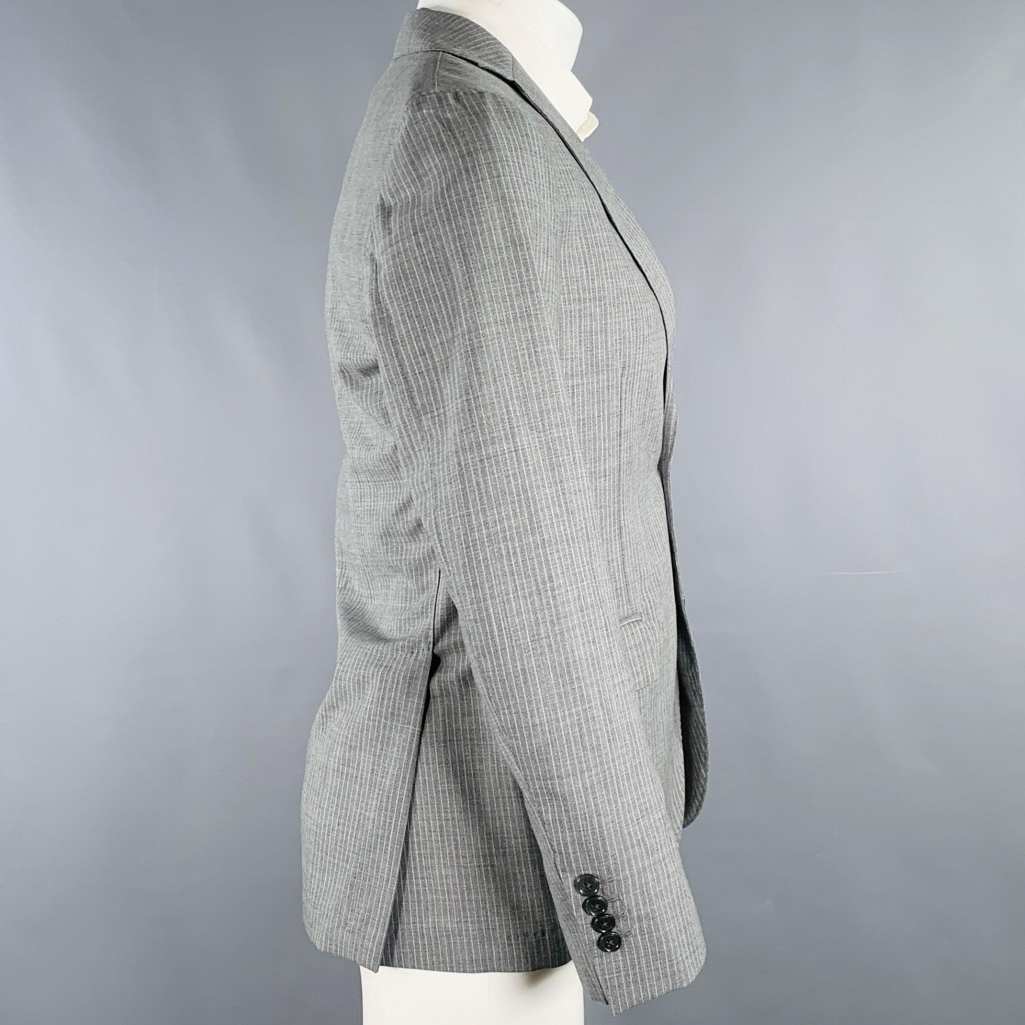 Abrigo sport LARDINI
de lana gris y blanca con estampado de rayas, solapa de muesca, doble abertura en la espalda y cierre con doble botón. Excelente estado de conservación. 

Marcado:   IT 48 

Medidas: 
 
Hombro 15,5 pulgadas Pecho: 38 pulgadas