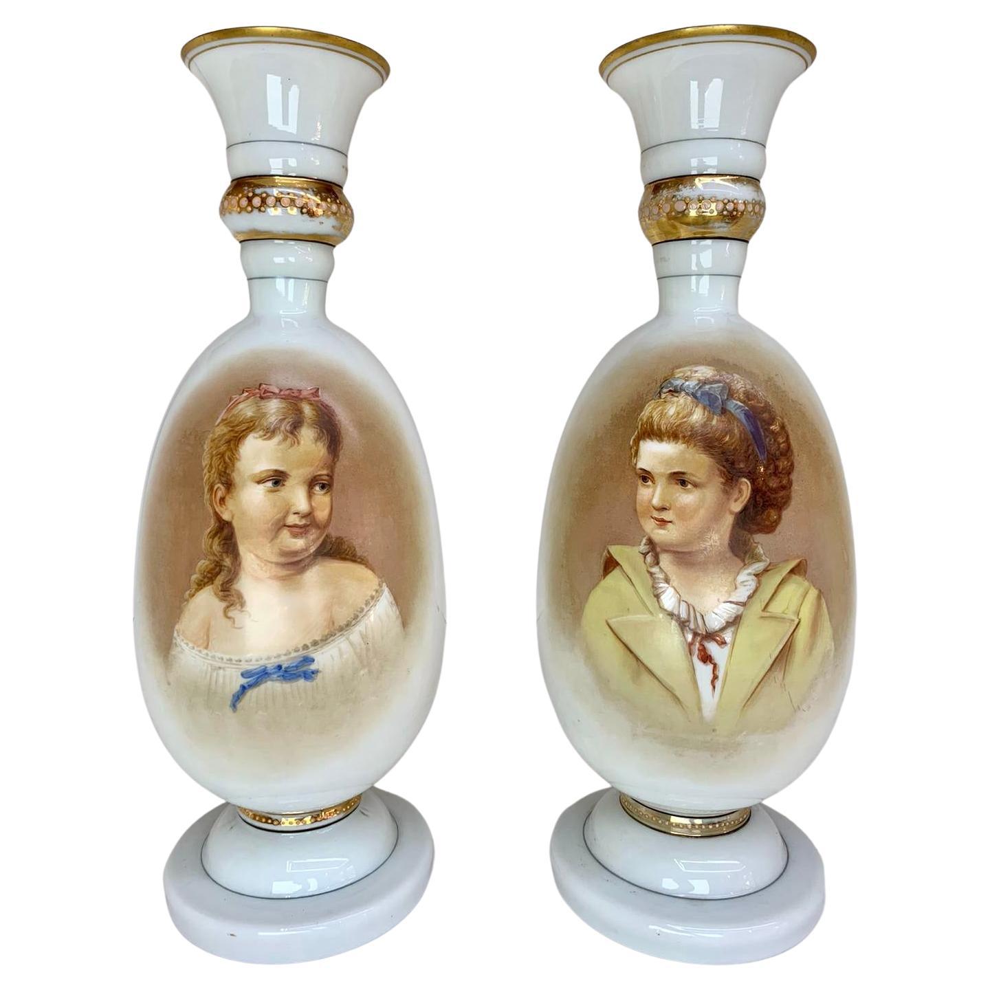 Lare Pair of 19th Century Antique Victorian Opaline Portrait Vases In Good Condition For Sale In Rostock, MV