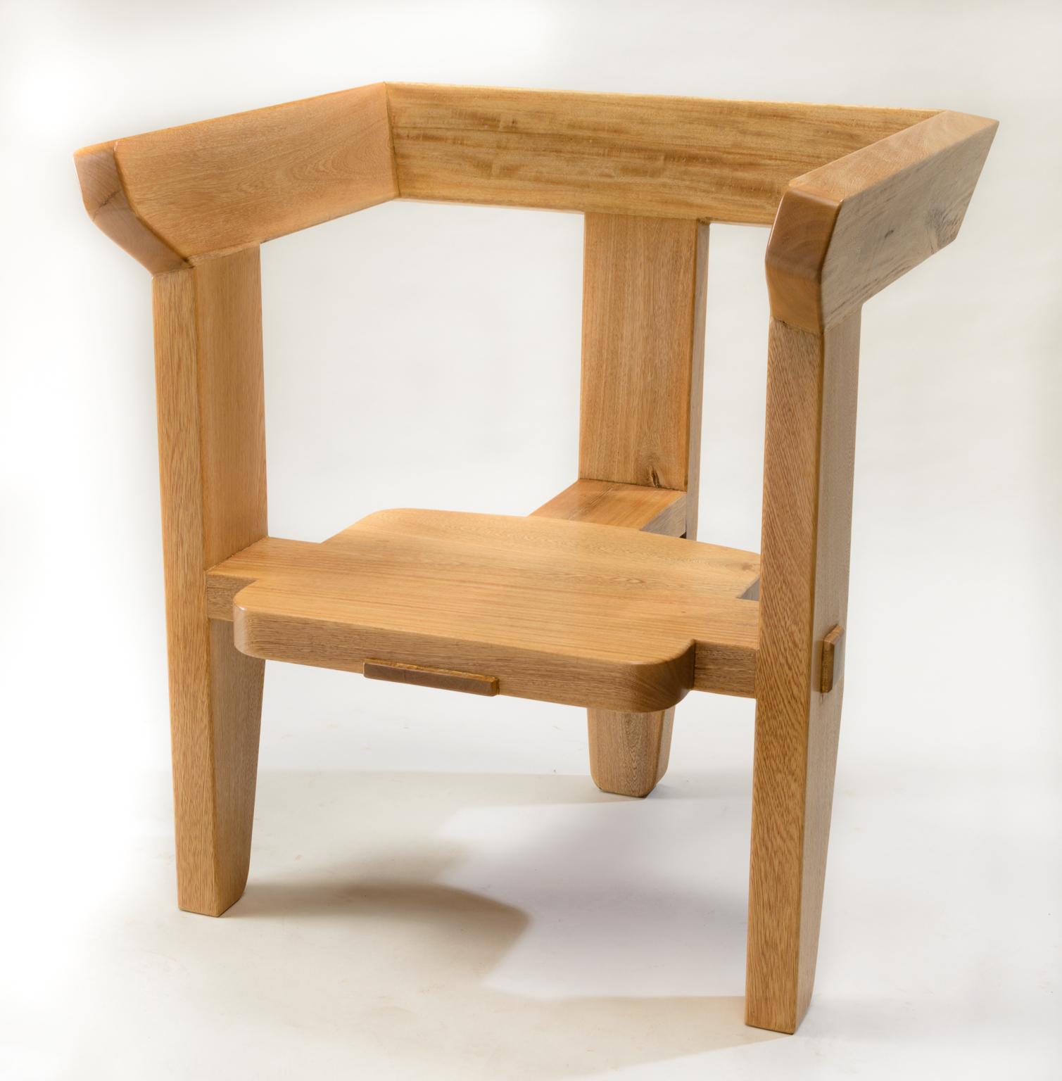 Laredo-Sessel, 3-bein, zeitgenössisches ergonomisches Design mit traditioneller Tischlerei im Zustand „Hervorragend“ im Angebot in San Antonio, TX