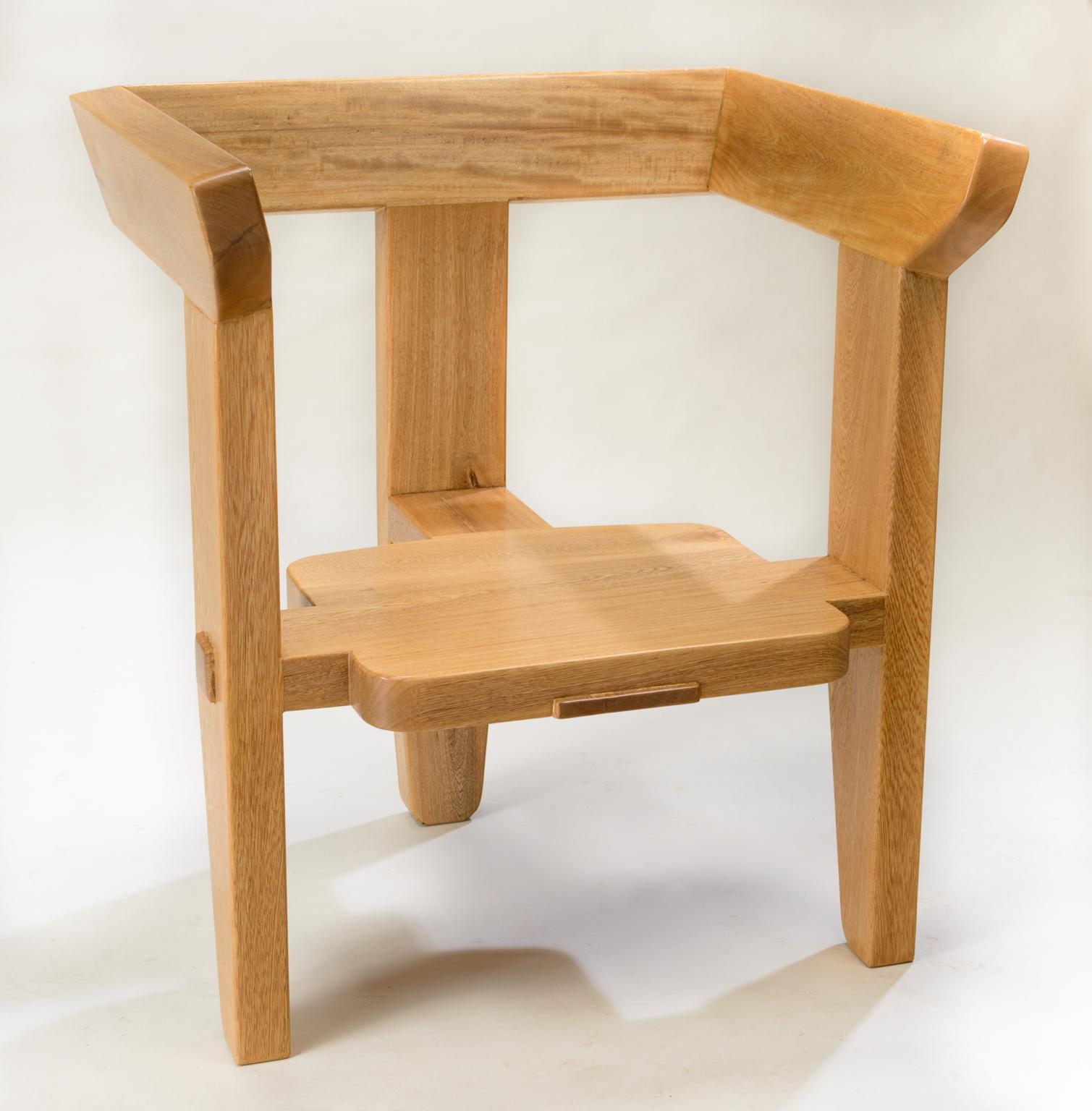 Laredo-Sessel, 3-bein, zeitgenössisches ergonomisches Design mit traditioneller Tischlerei (Hartholz) im Angebot