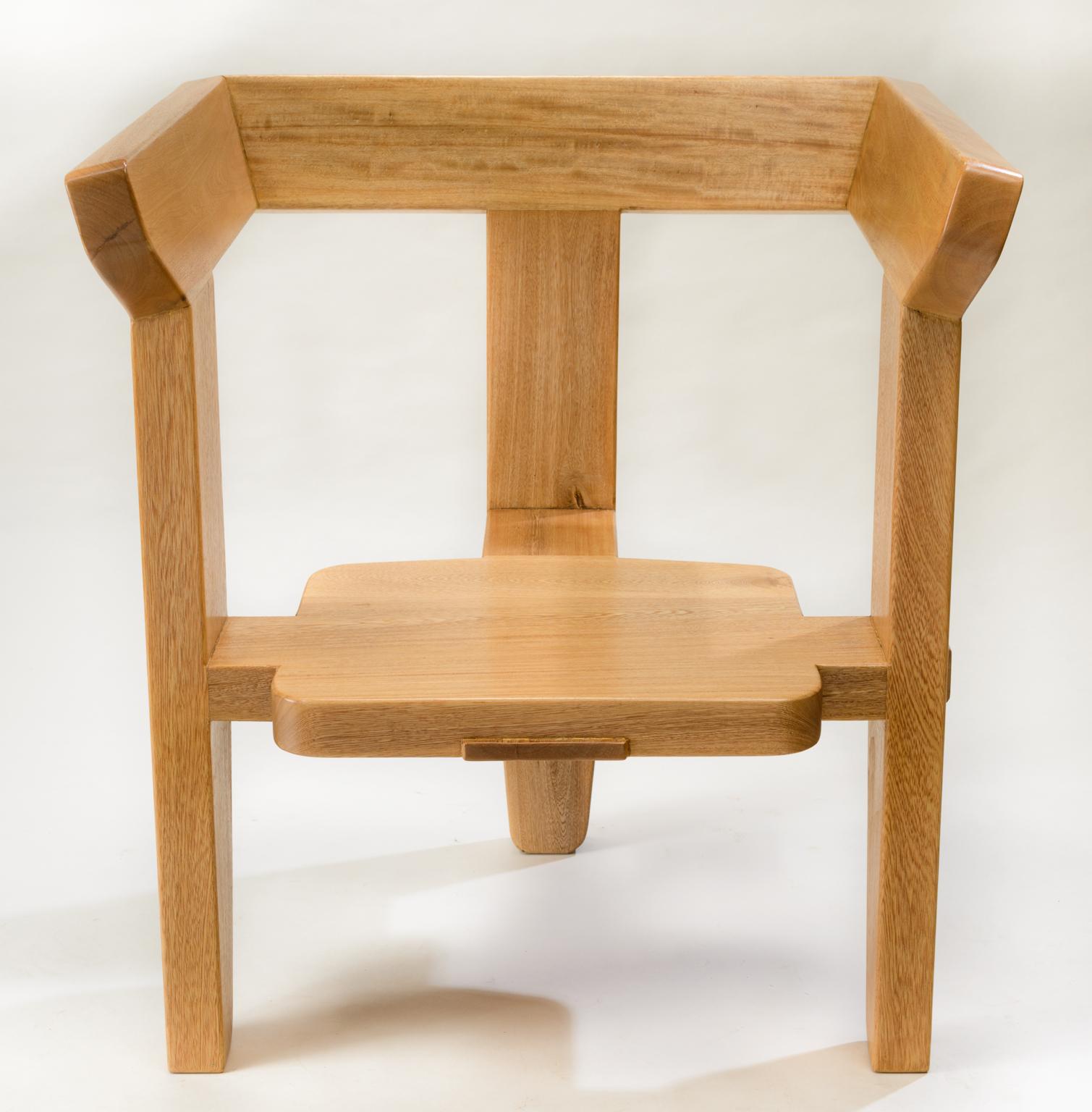 Laredo-Sessel, 3-bein, zeitgenössisches ergonomisches Design mit traditioneller Tischlerei (Brutalismus) im Angebot
