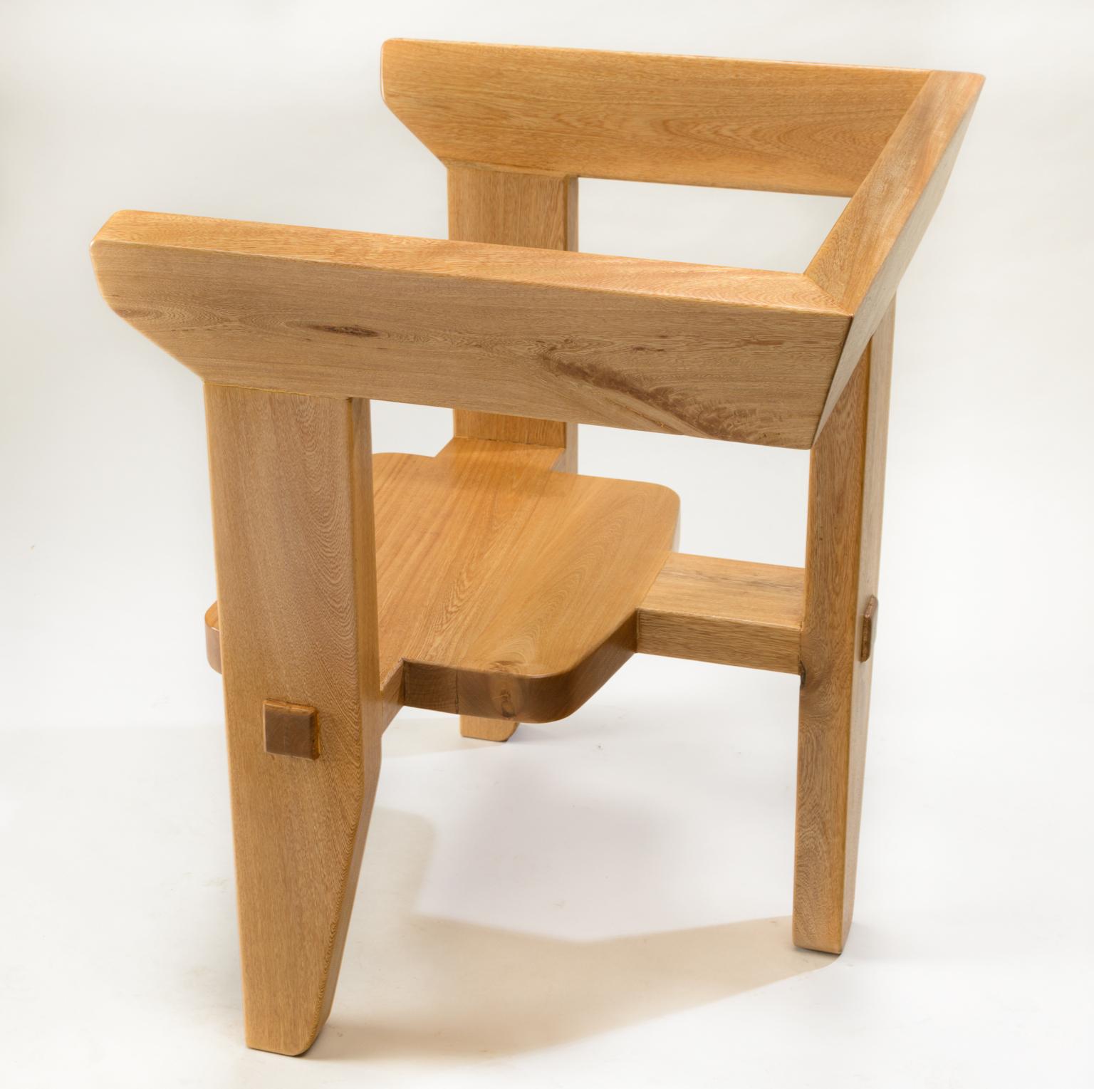 Laredo-Sessel, 3-bein, zeitgenössisches ergonomisches Design mit traditioneller Tischlerei (Mexikanisch) im Angebot