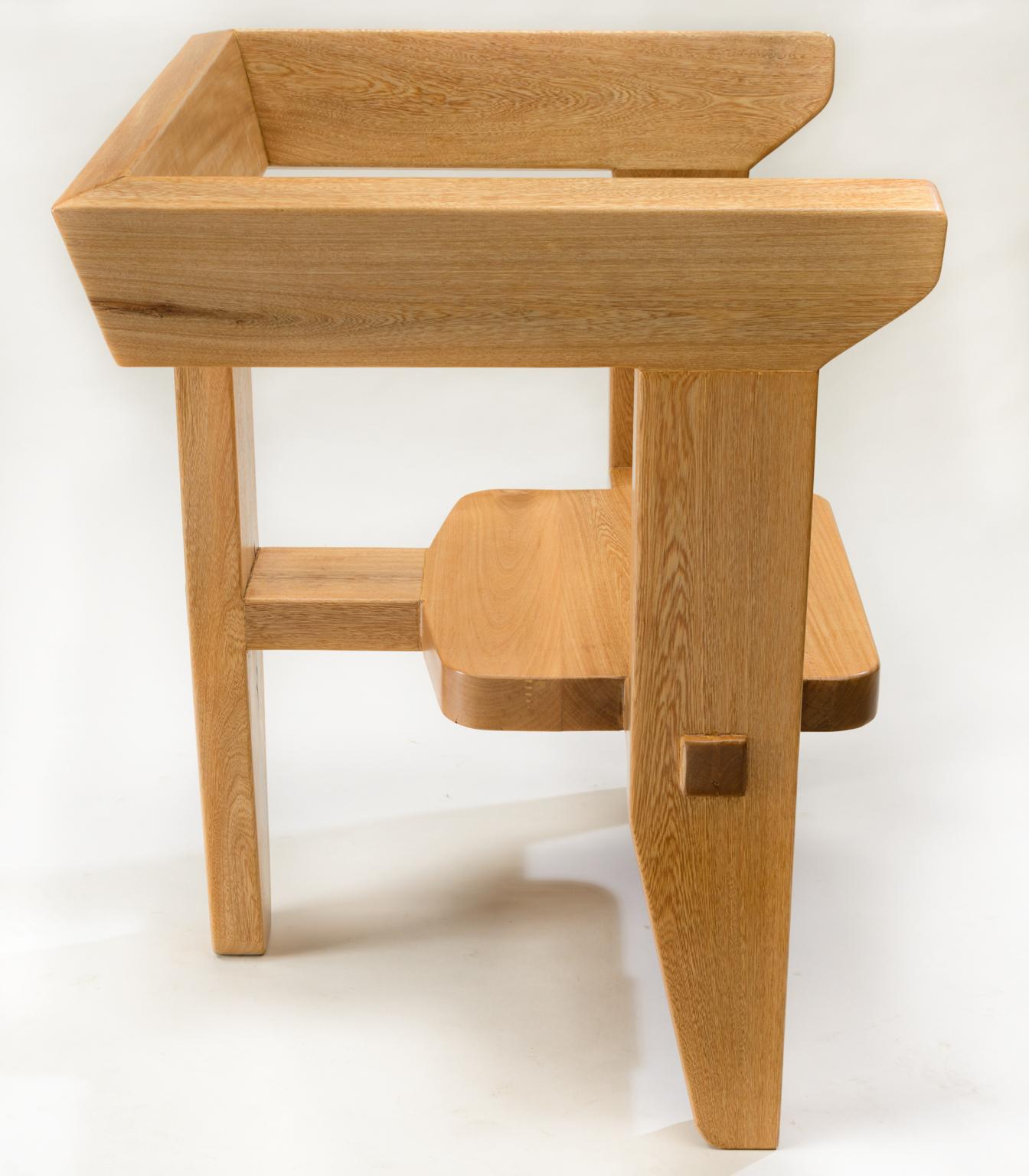Laredo-Sessel, 3-bein, zeitgenössisches ergonomisches Design mit traditioneller Tischlerei im Angebot 1