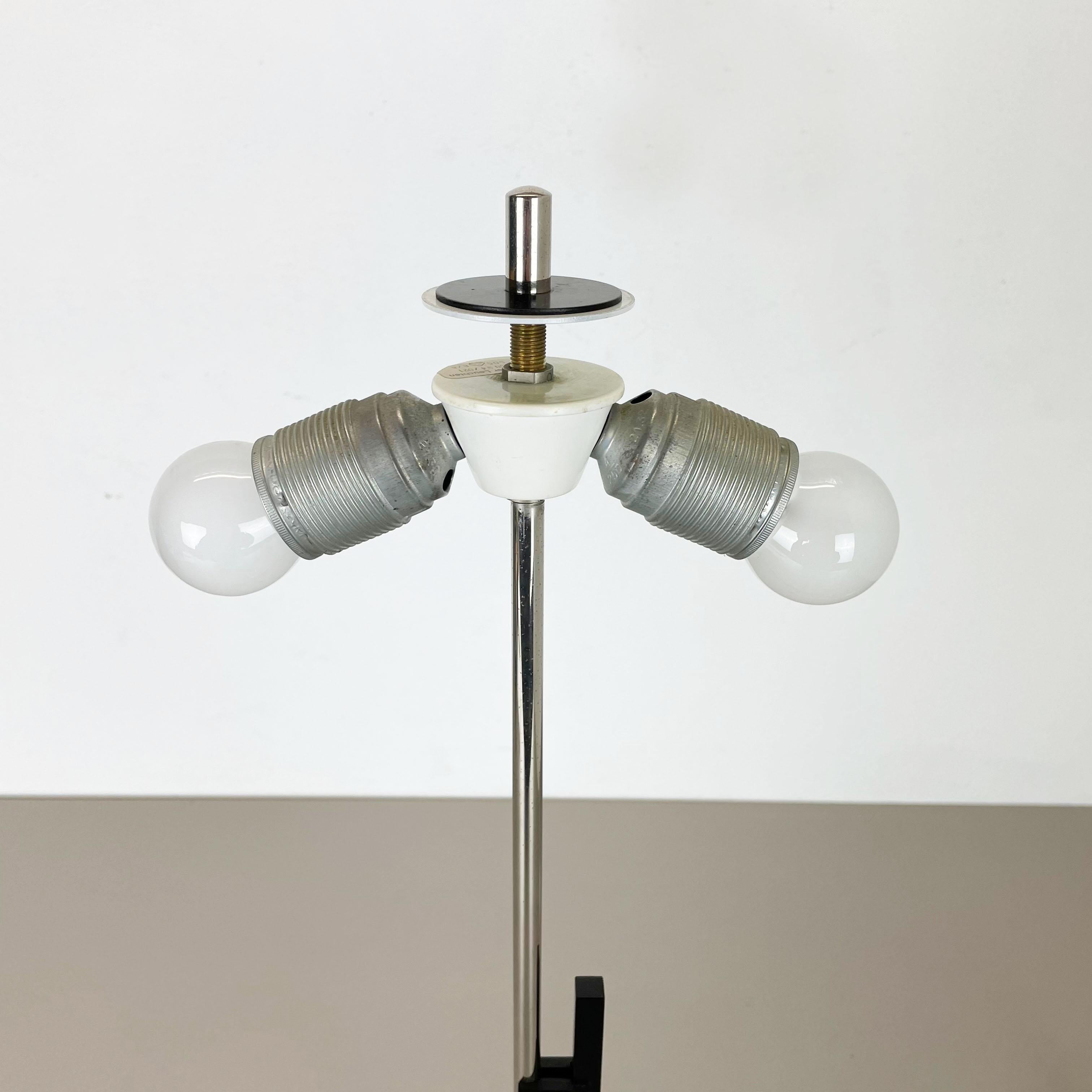20ième siècle Lampe de bureau cubique moderniste Spoutnik de Larege, lumières Kaiser Leuchten, Allemagne, années 1960 en vente