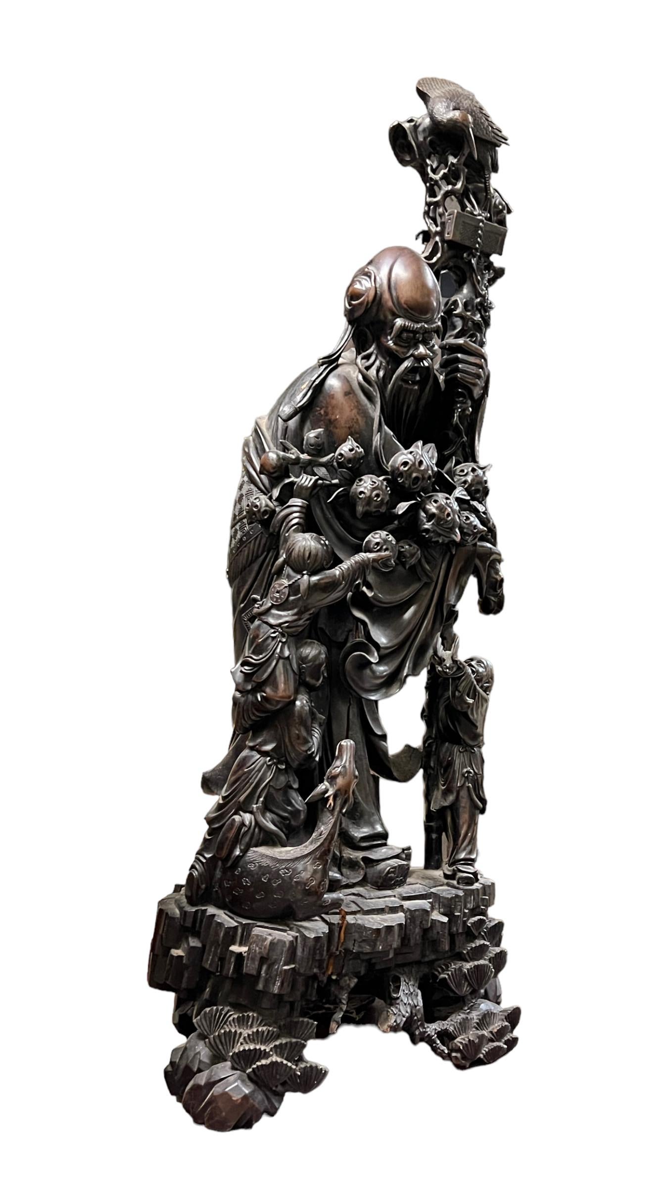 Sehr groß und fein geschnitzt  Chinesische daoistische Gott der Langlebigkeit Holzstatue Darstellung Shou Lao (Shou Xing) Messung 44,5 in (113 cm) hoch.