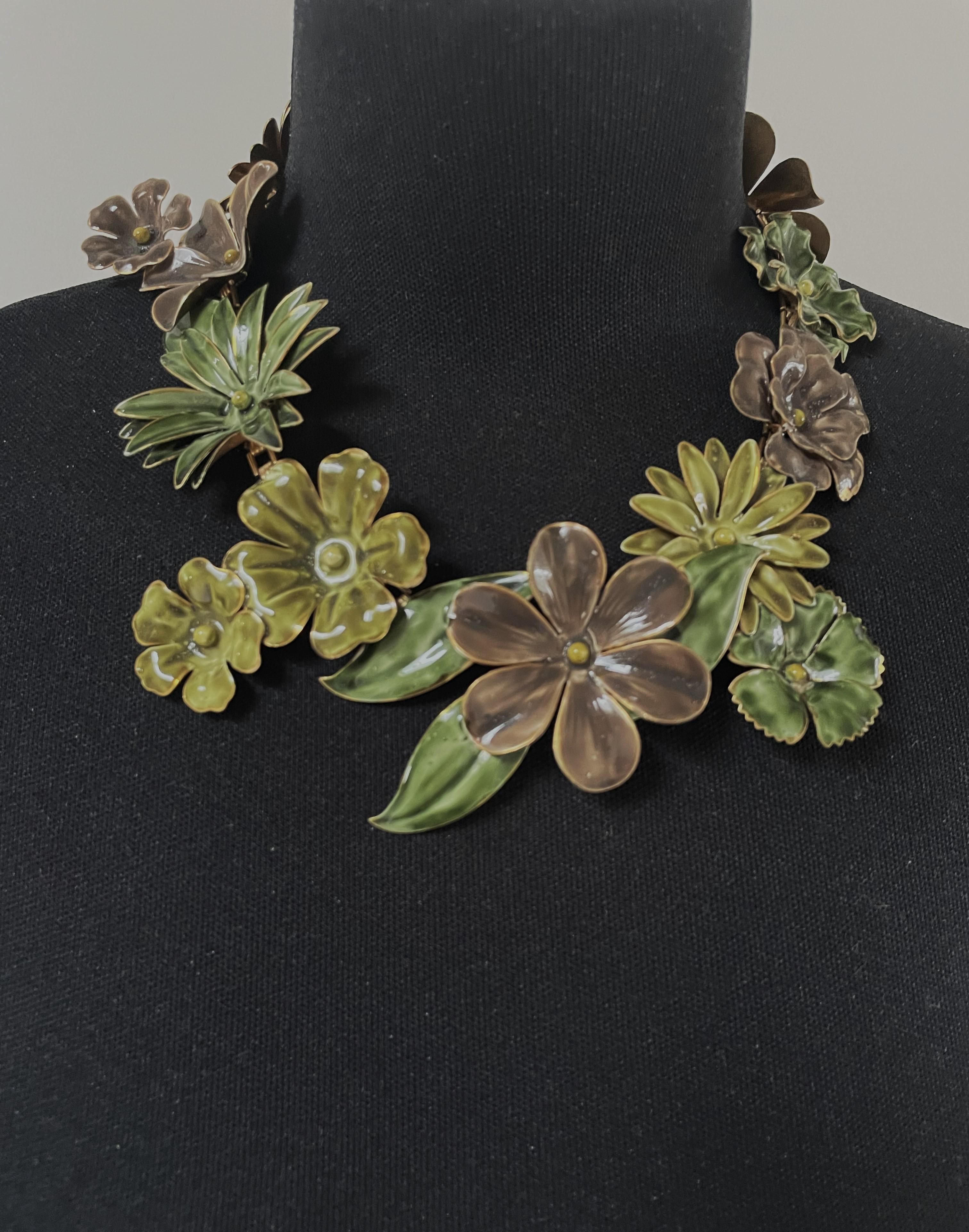 Larg hand enamelled metal floral motif necklace and earclips by SANDOR 1950's US For Sale 9