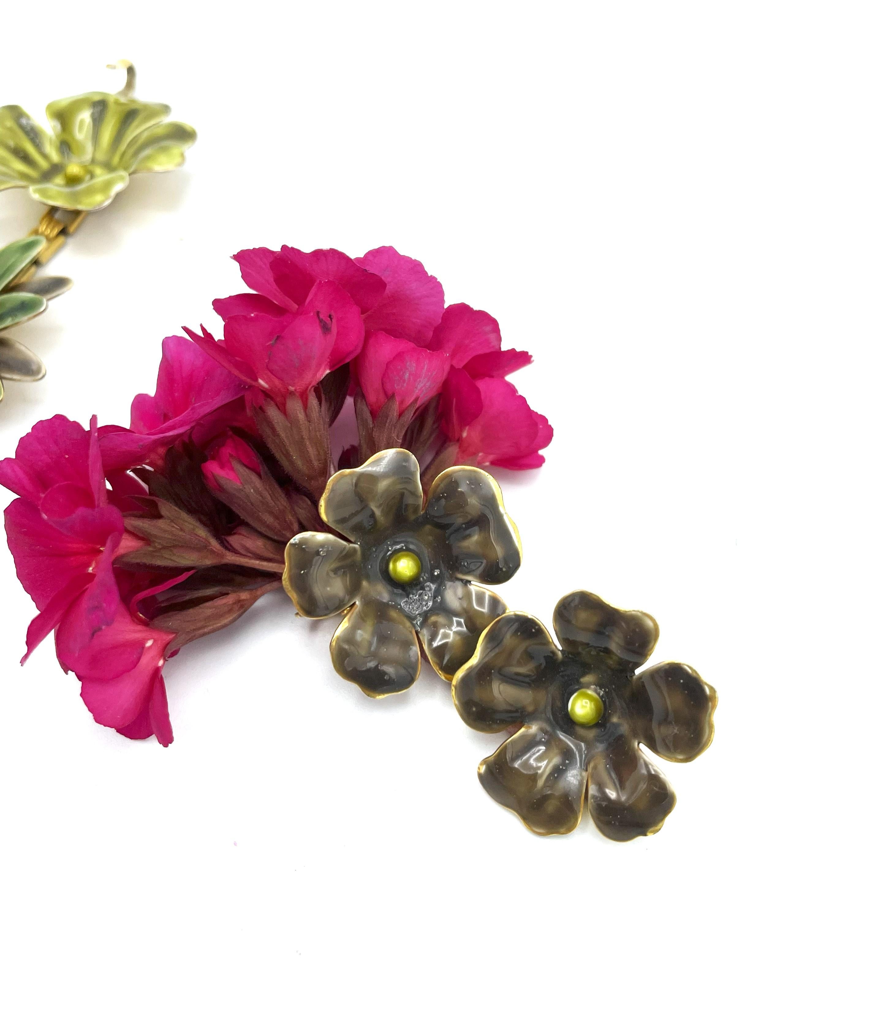 Larg hand enamelled metal floral motif necklace and earclips by SANDOR 1950's US For Sale 8