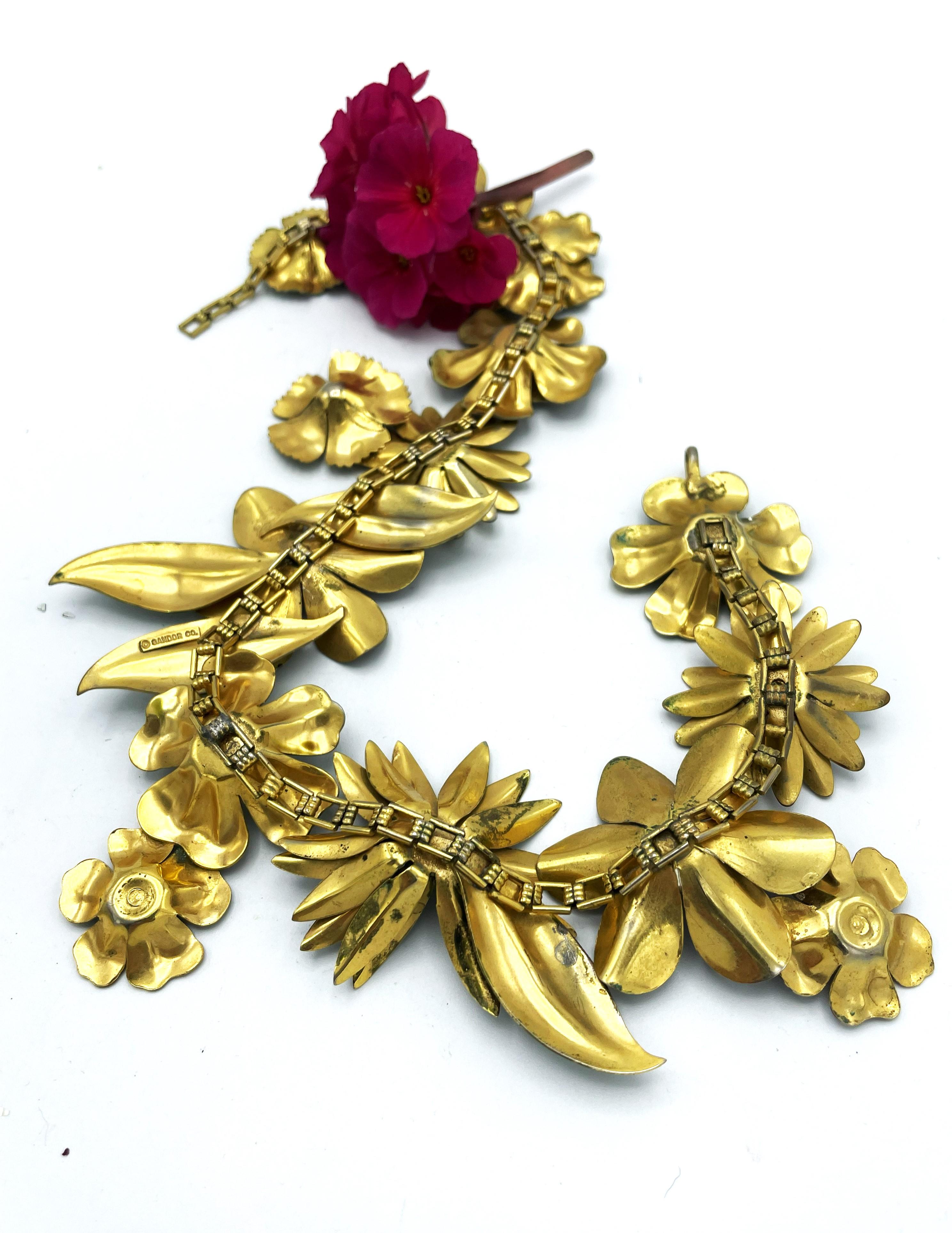 Collier et boucles d'oreilles Larg à motifs floraux en métal émaillé à la main par SANDOR, années 1950, États-Unis Pour femmes en vente