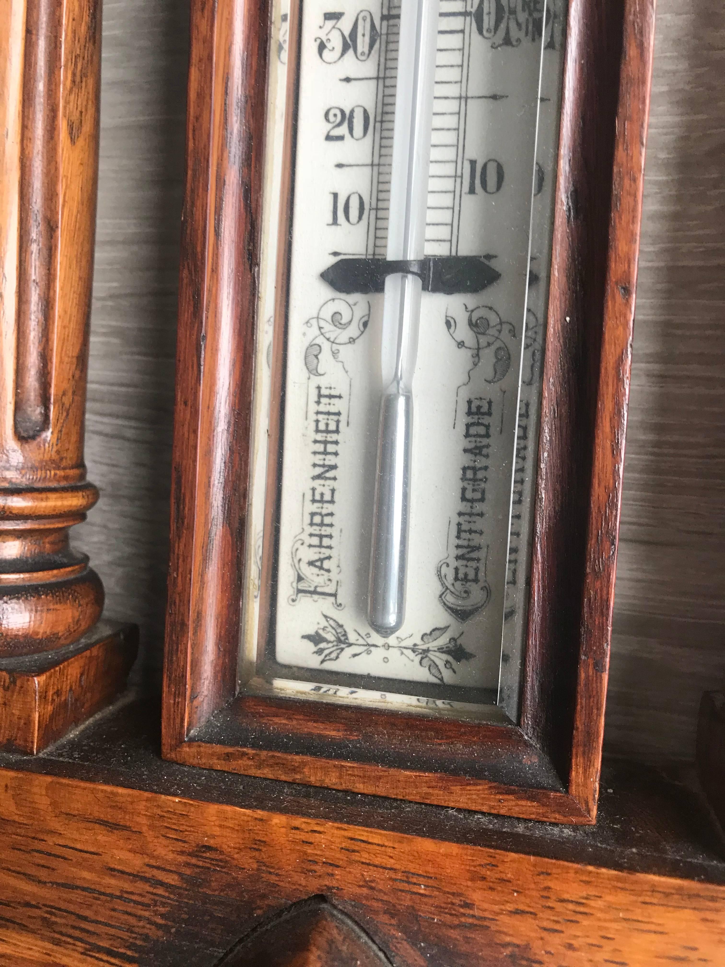 Großes und neuwertiges antikes englisches Wandbarometer aus geschnitzter Eiche und Porzellan 7