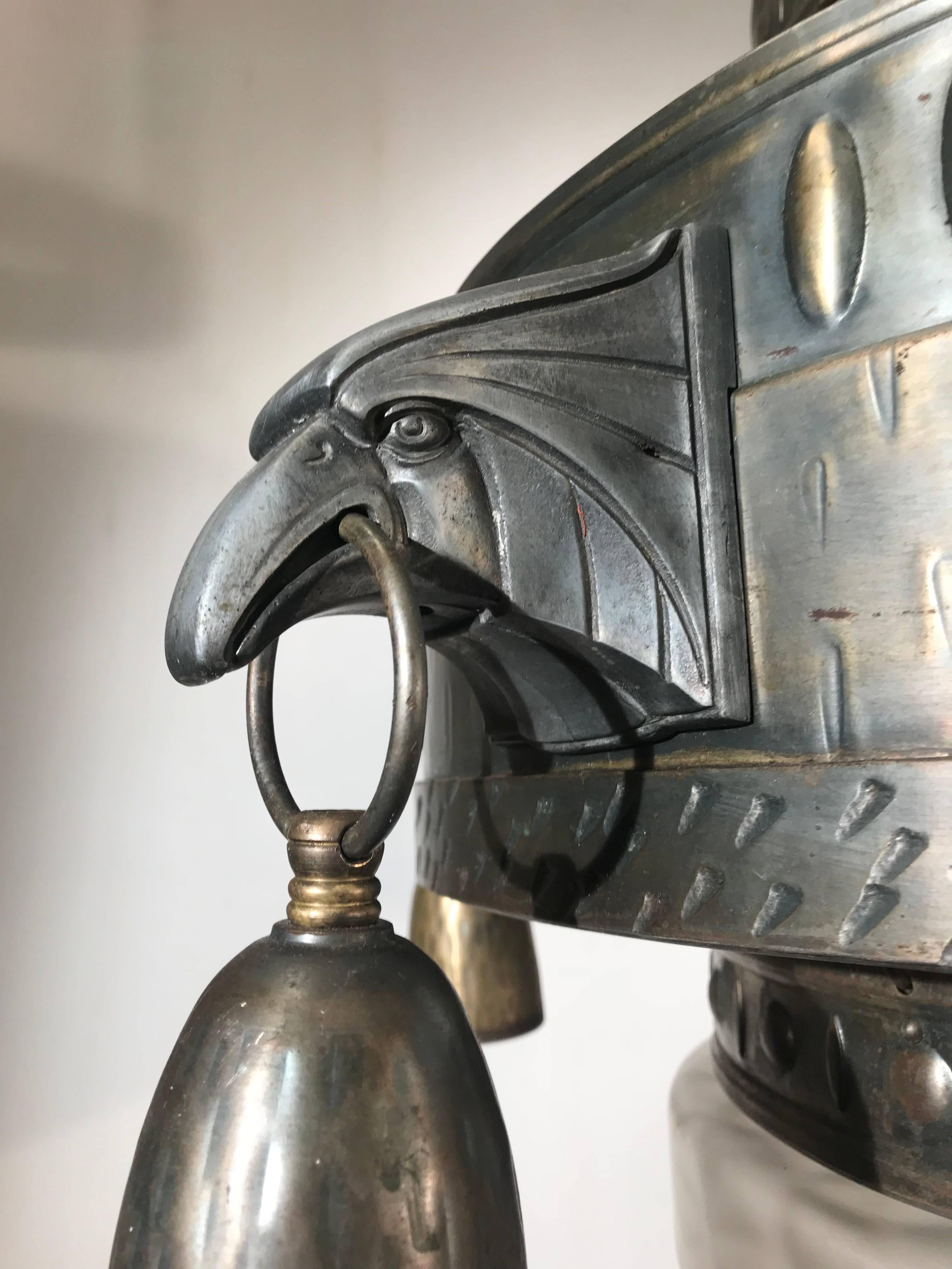 Einzigartige Arts & Crafts-Leuchte mit stilisierten amerikanischen Adlerkopfskulpturen.

Dieser prächtige siebenflammige Kronleuchter im amerikanischen Art-Déco-Stil ist ein weiterer unserer großartigen Fundstücke aus jüngster Zeit. Inspiriert von