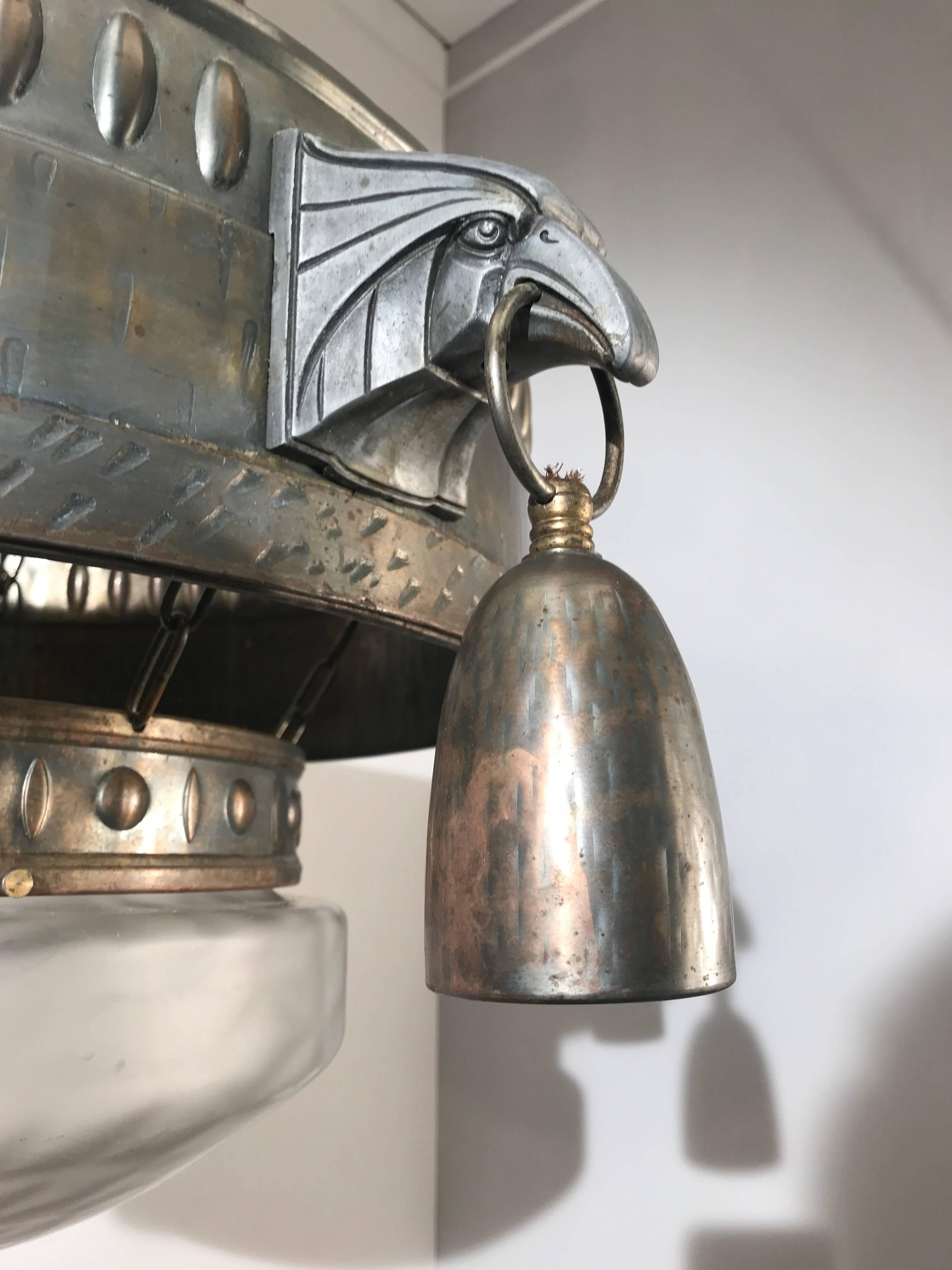 Arts and Crafts-Kronleuchter aus Eisen mit Adler-Skulpturen und Glasschirm, selten (Europäisch) im Angebot