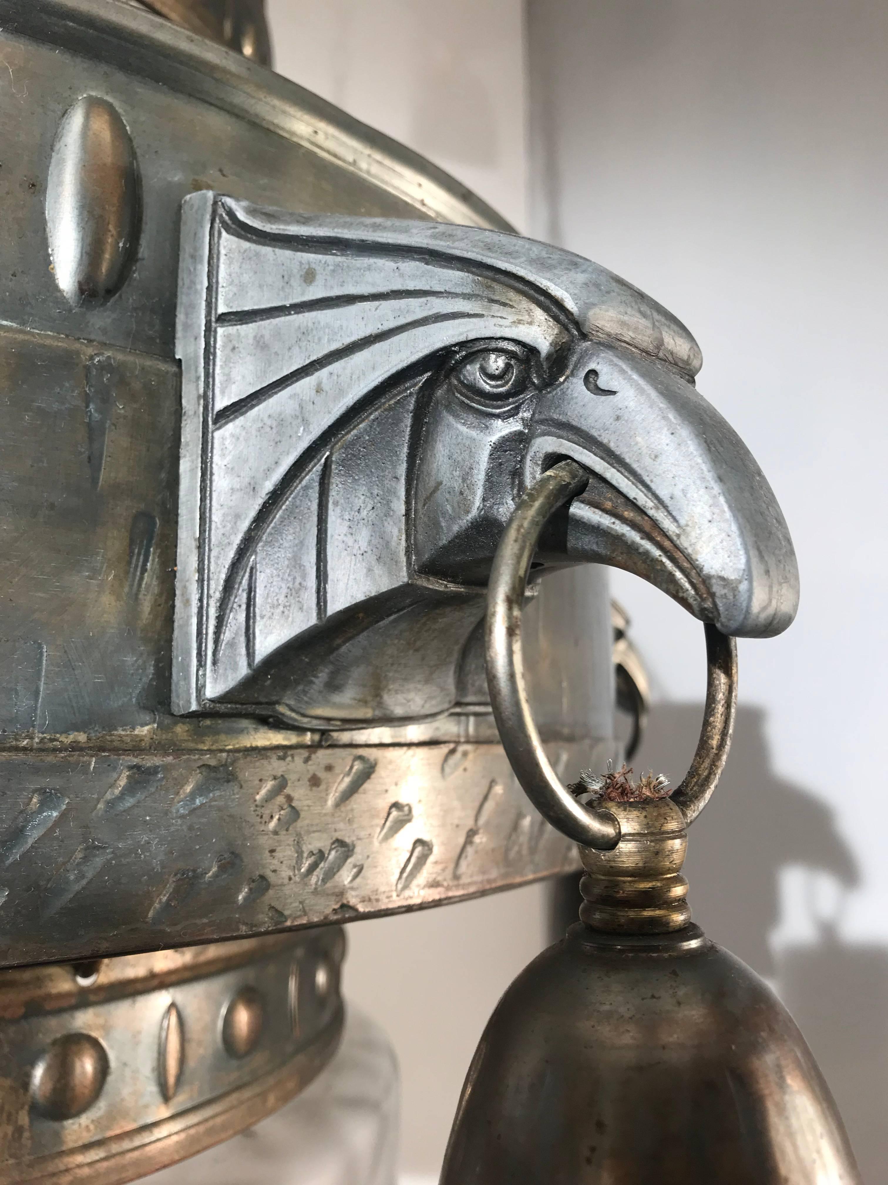 Arts and Crafts-Kronleuchter aus Eisen mit Adler-Skulpturen und Glasschirm, selten im Zustand „Hervorragend“ im Angebot in Lisse, NL