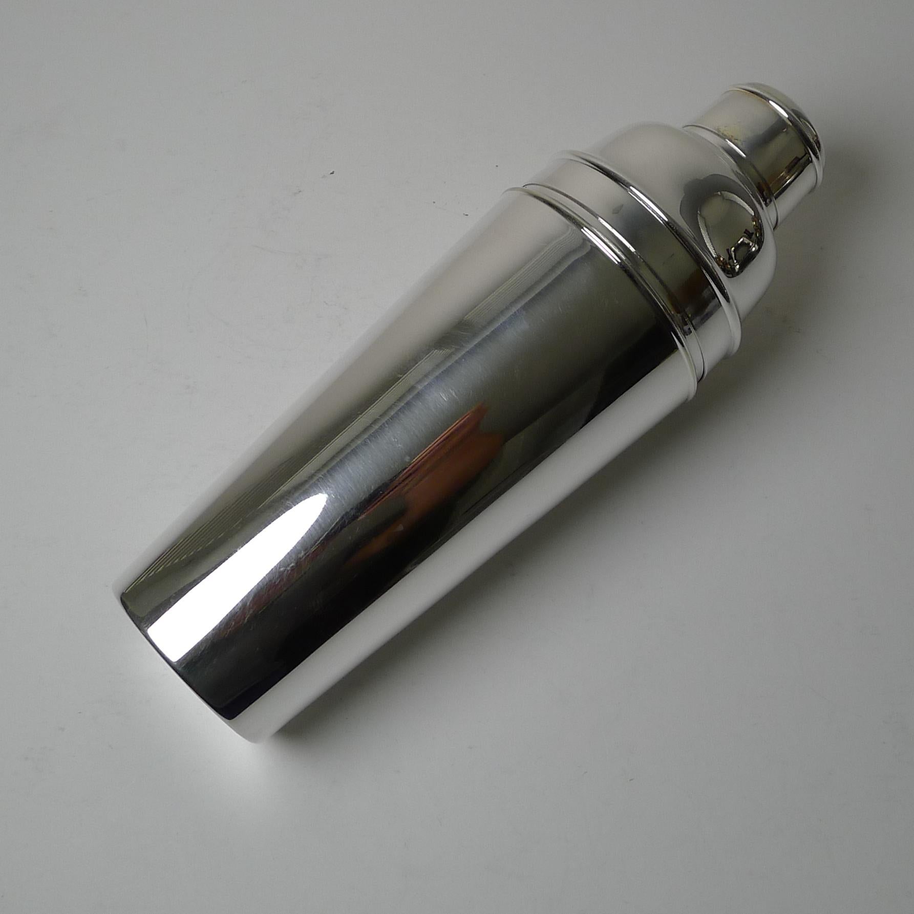 Large 1 1/2 Pint Art Deco Cocktail Shaker by Mappin & Webb In Good Condition For Sale In Bath, GB