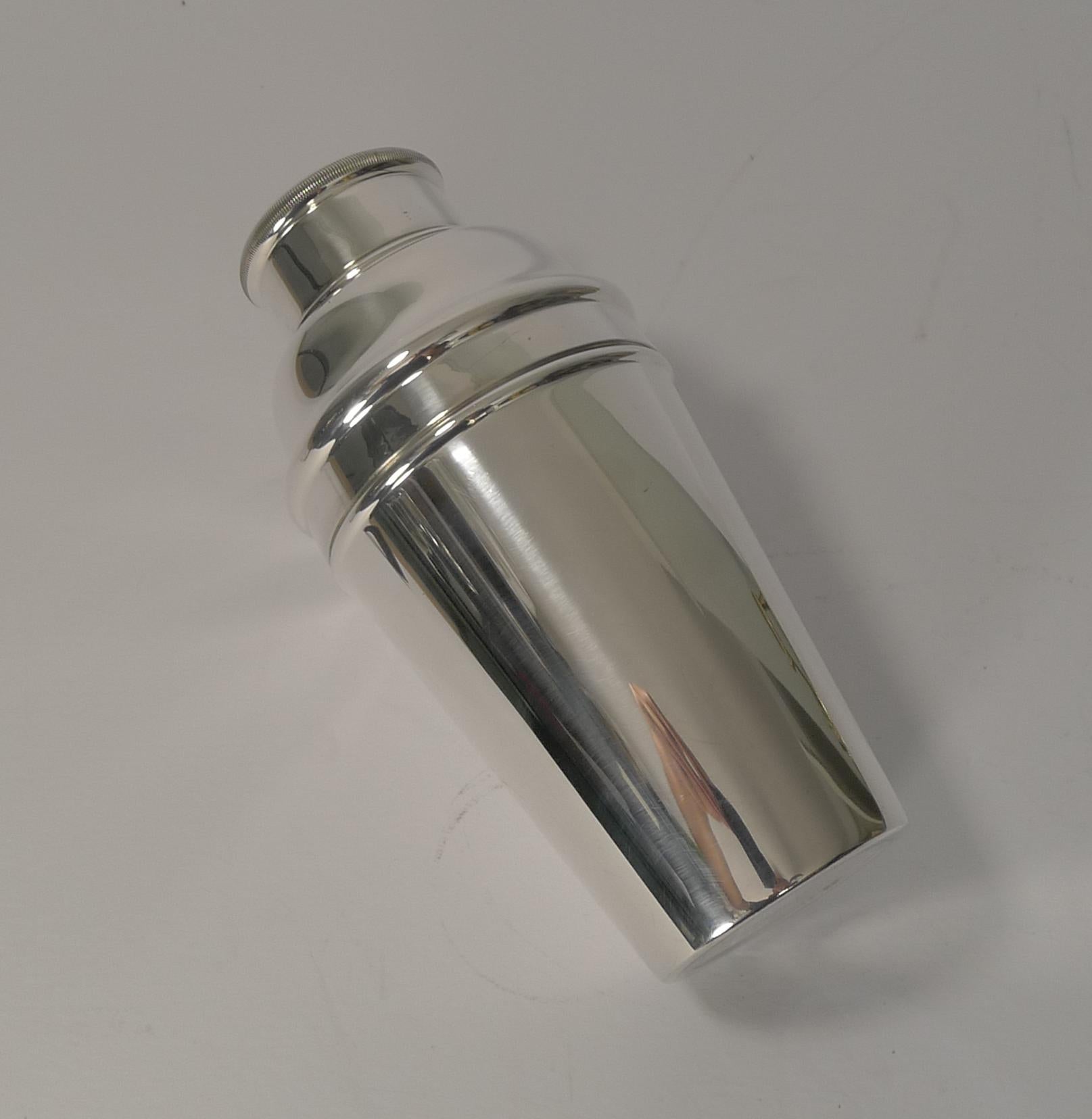 Large 1 1/2 Pint Art Deco Cocktail Shaker by William Suckling, circa 1930 In Good Condition In Bath, GB