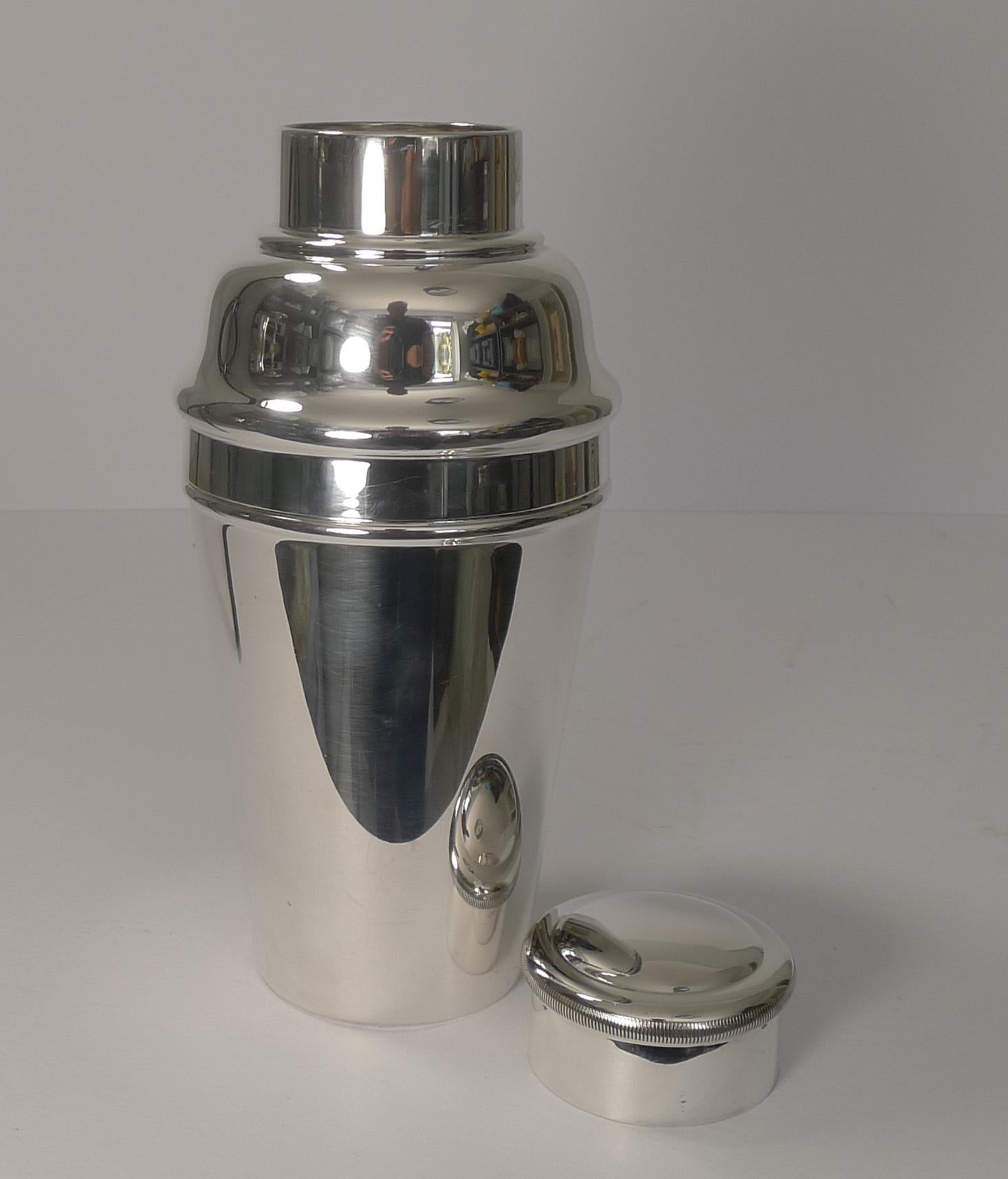Large 1 1/2 Pint Art Deco Cocktail Shaker by William Suckling, circa 1930 1