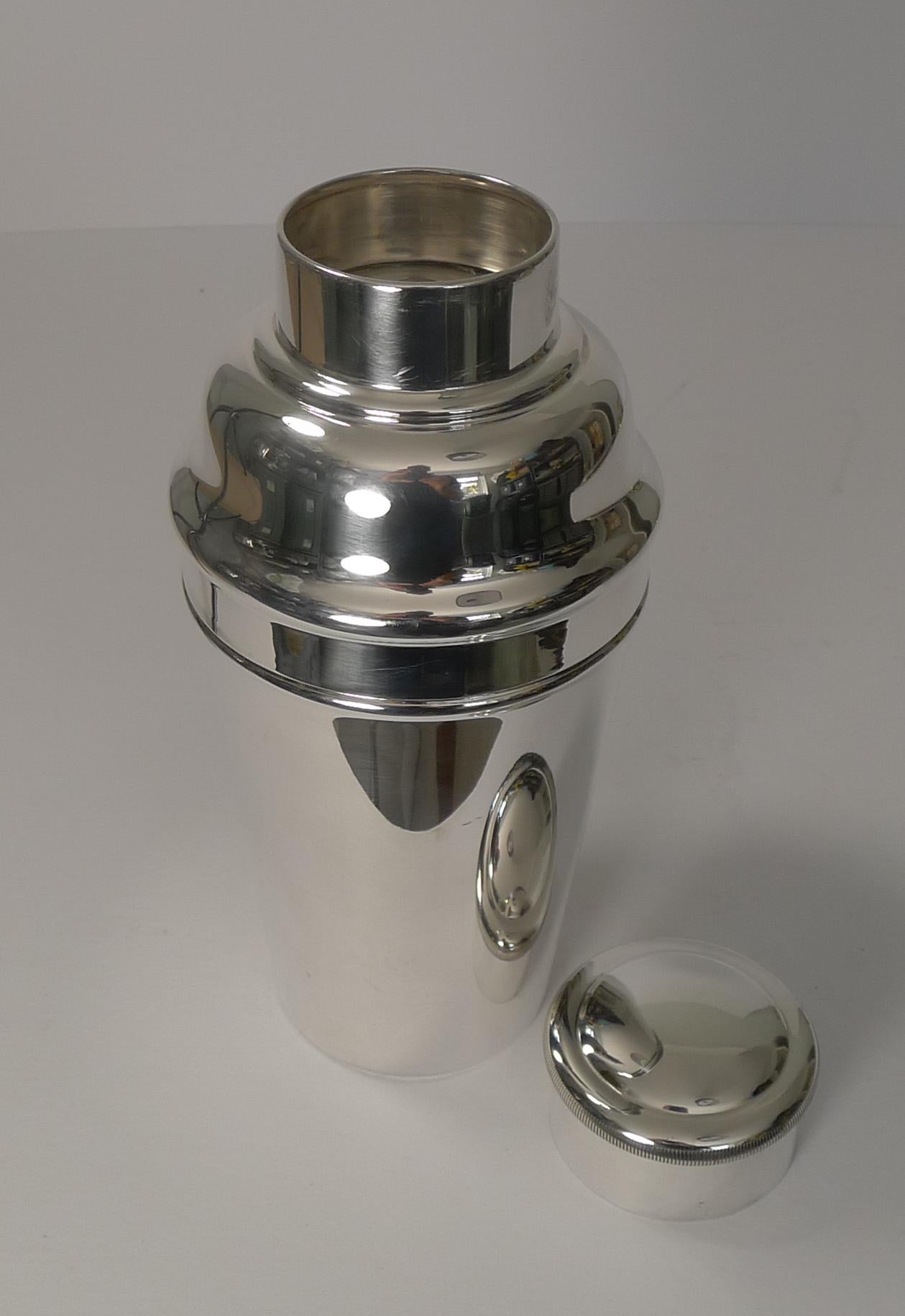 Large 1 1/2 Pint Art Deco Cocktail Shaker by William Suckling, circa 1930 2