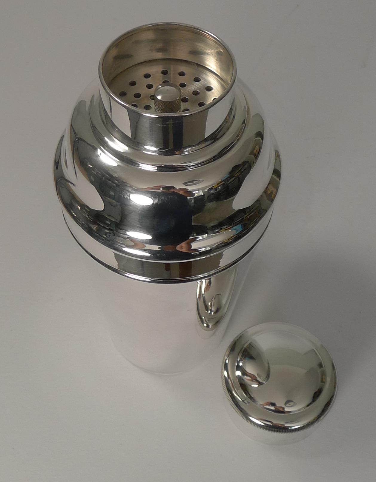 Large 1 1/2 Pint Art Deco Cocktail Shaker by William Suckling, circa 1930 3