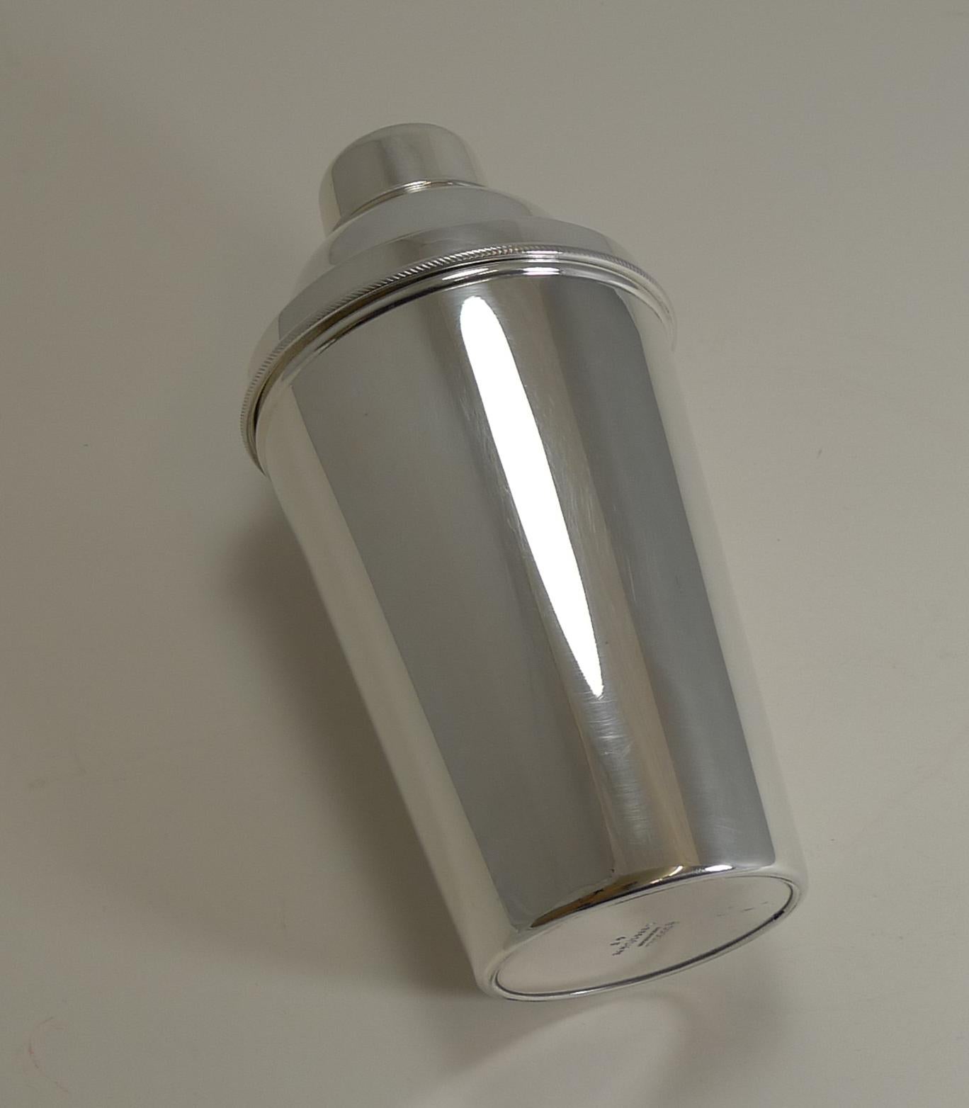 Large '1 1/2 Pint' English Art Deco Silver Plate Cocktail Shaker with Ice Breake In Good Condition In Bath, GB