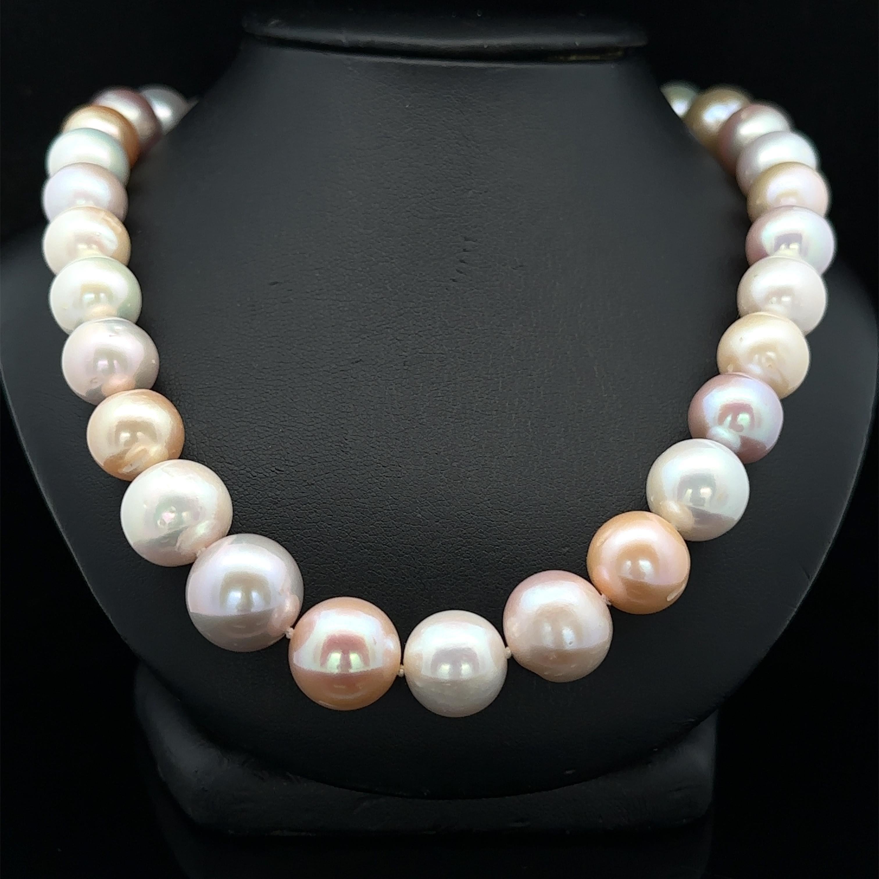 Taille ronde Grand collier de perles multicolores 10-14mm fermoir rainuré en or jaune 14k en vente