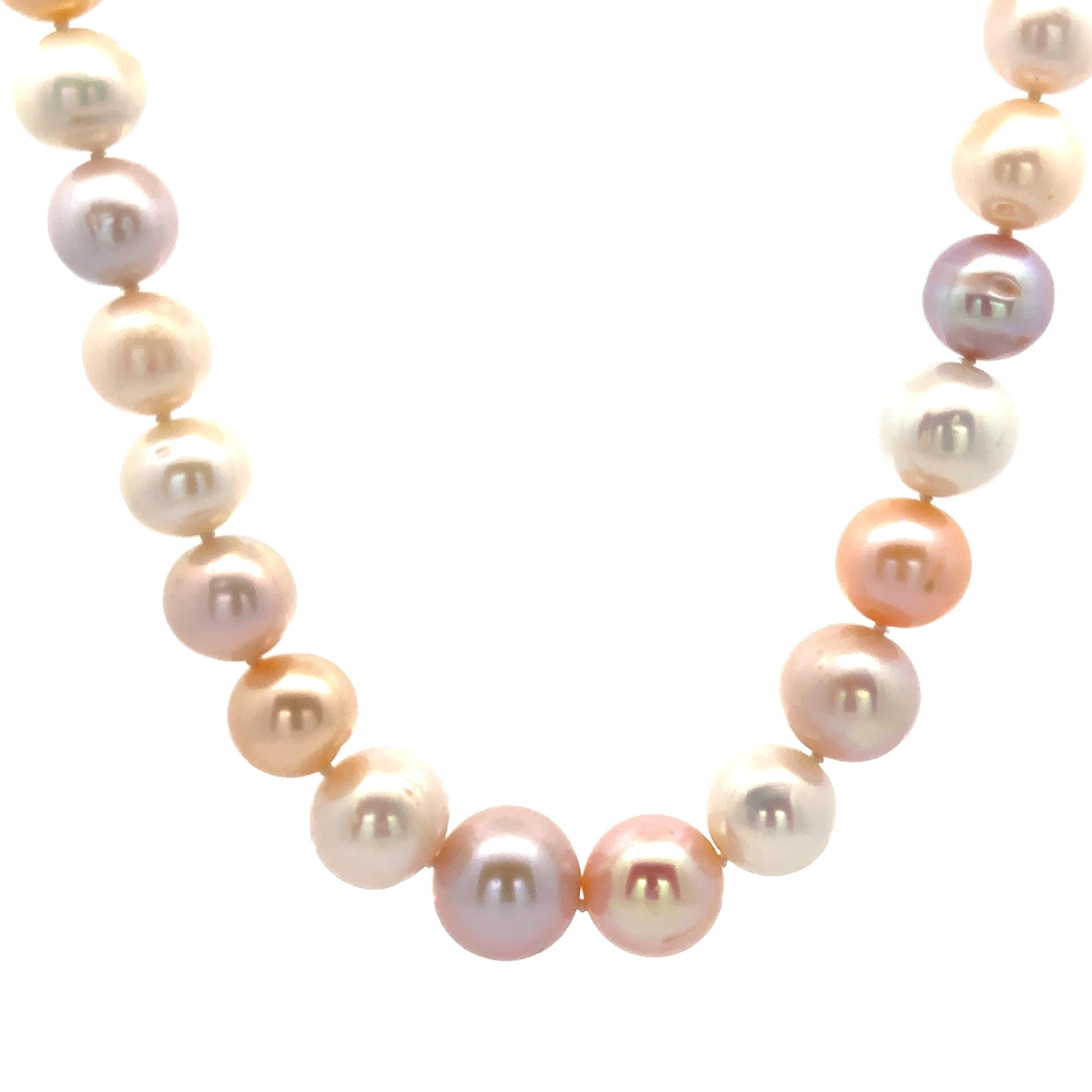 Grand collier de perles multicolores 10-14mm fermoir rainuré en or jaune 14k Bon état - En vente à Montclair, NJ