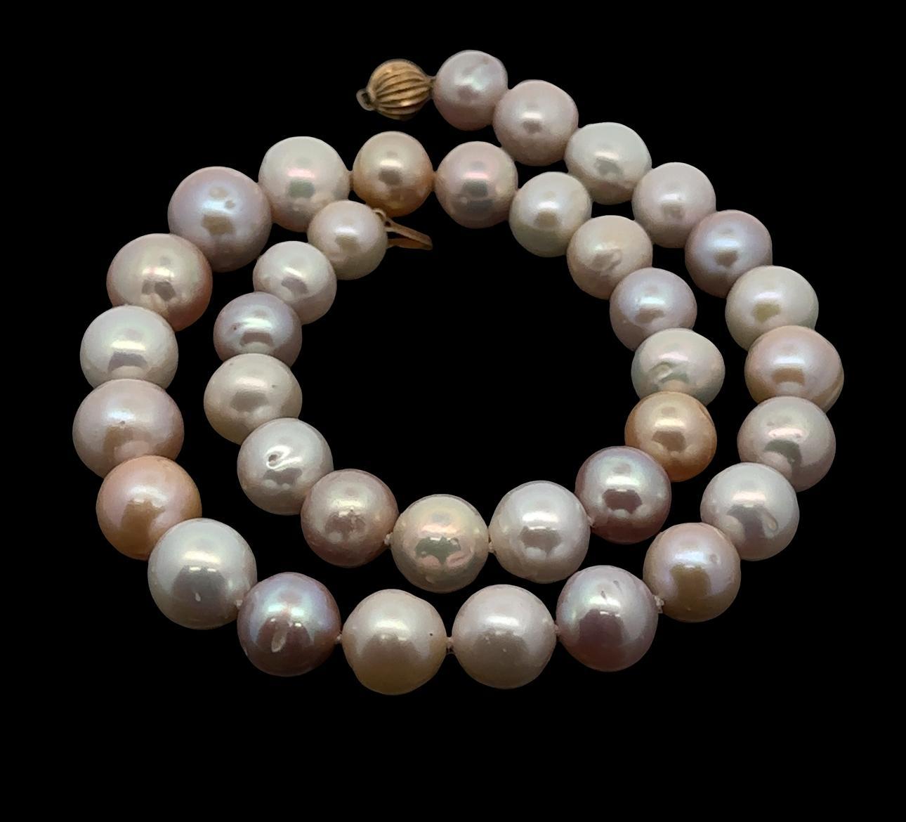 Grand collier de perles multicolores 10-14mm fermoir rainuré en or jaune 14k en vente 1